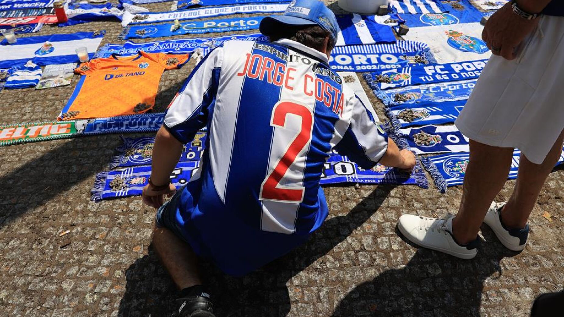 O dia 2, a camisola 2 e o Bicho: a homenagem arrepiante do Drag&atilde;o a Jorge Costa na noite do t&iacute;tulo
