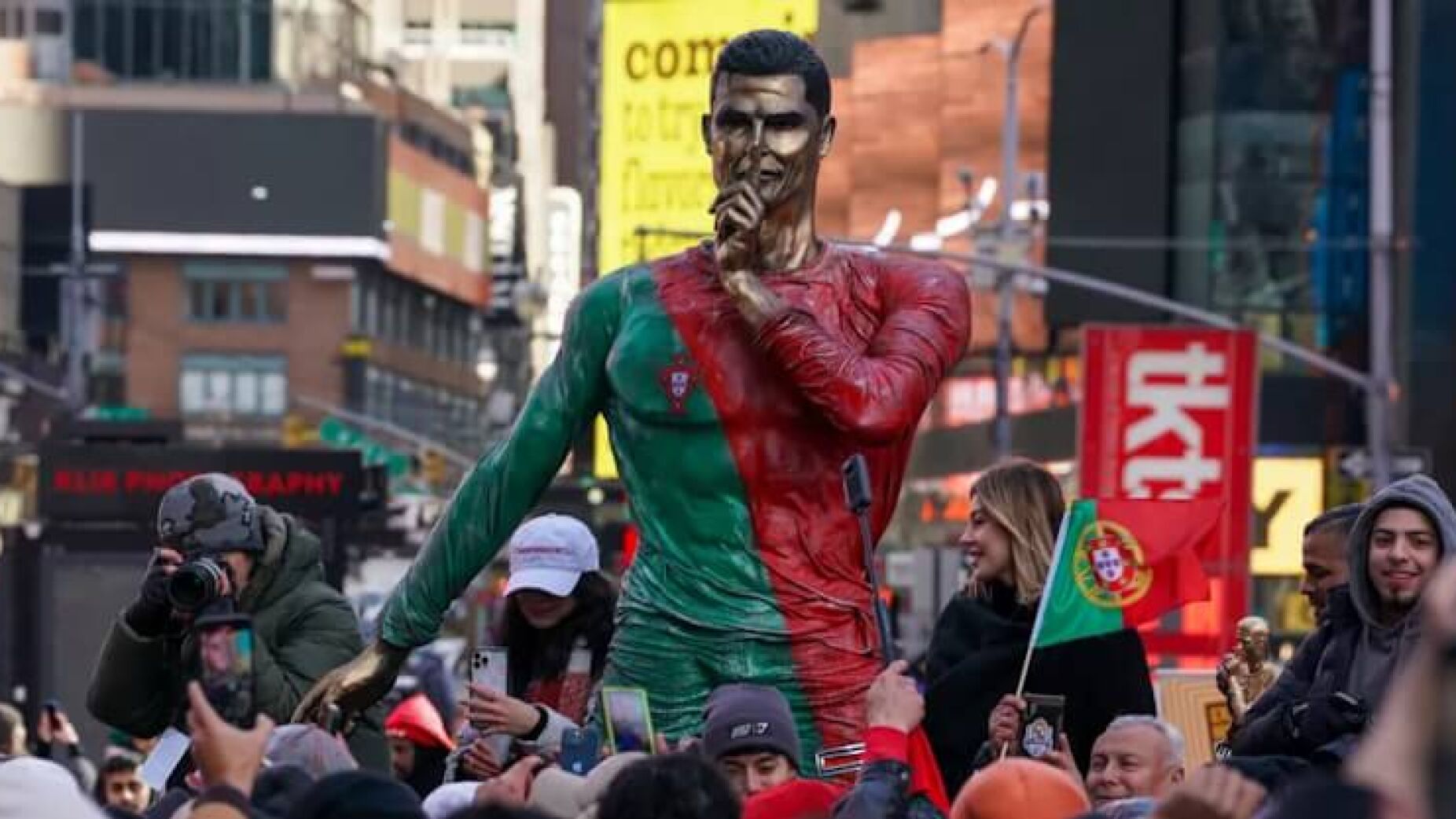 Ronaldo imortalizado com nova estátua na Times Square (Fotos)