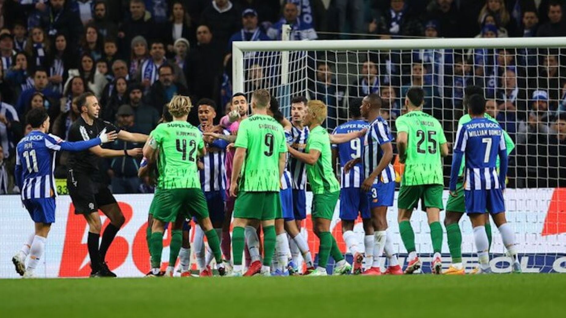 Tudo o que se passou na confusão no final do FC Porto-Sporting