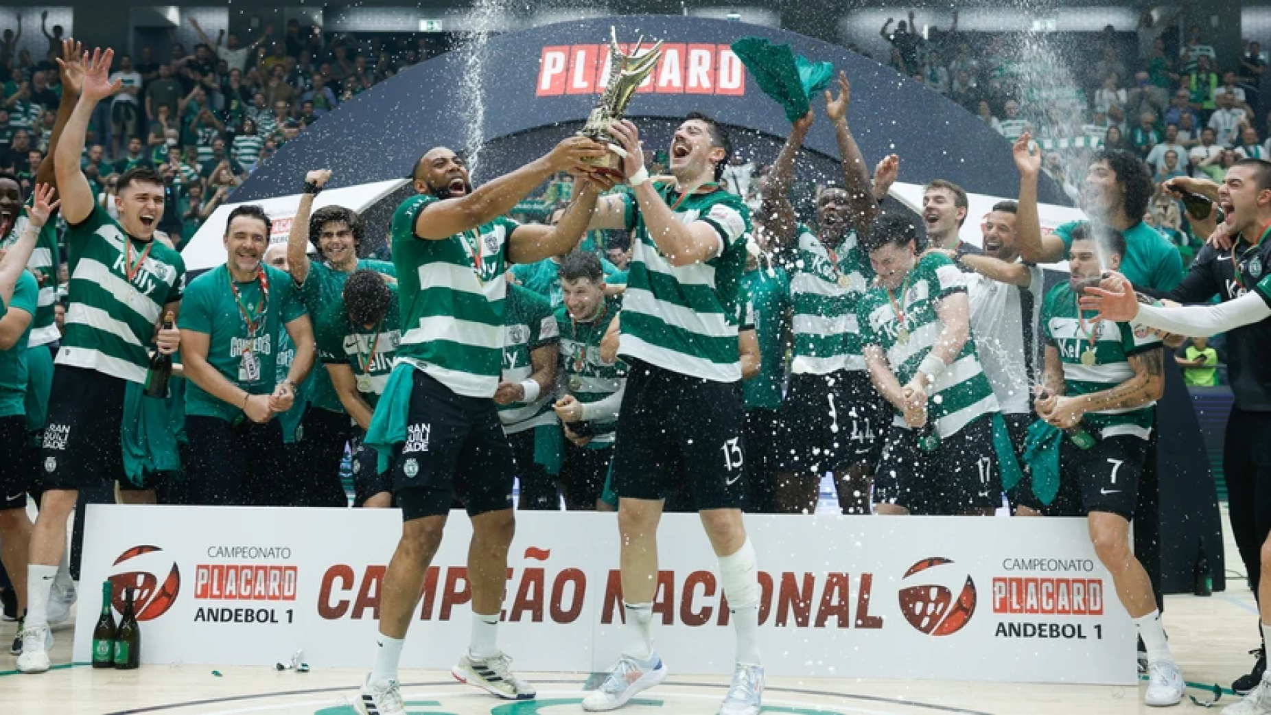 Sporting tricampe&atilde;o de andebol &mdash; na mesma noite em que o Porto festejava no Drag&atilde;o