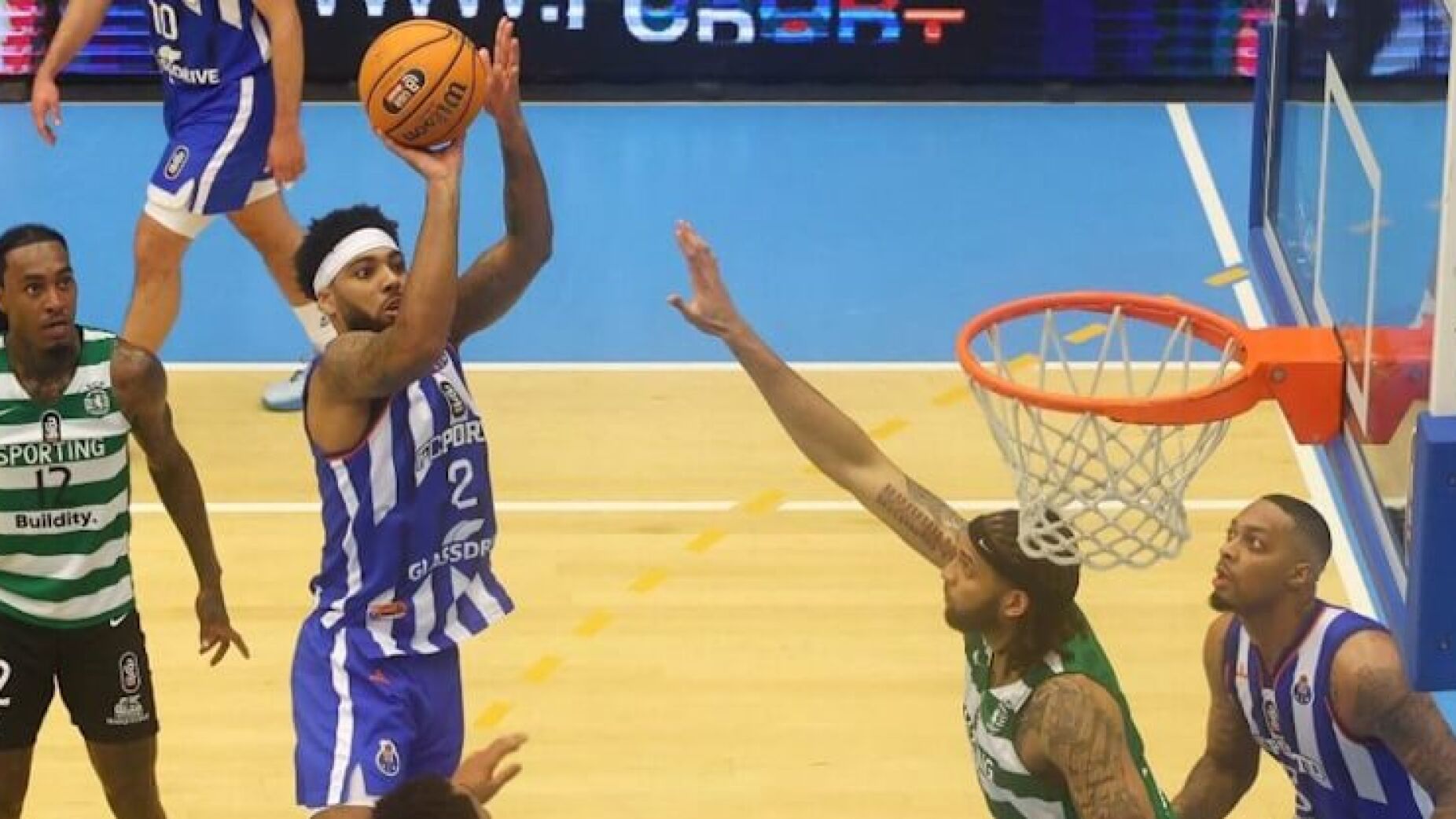FC Porto vence Sporting e junta-se ao Benfica na final da liga de basquetebol