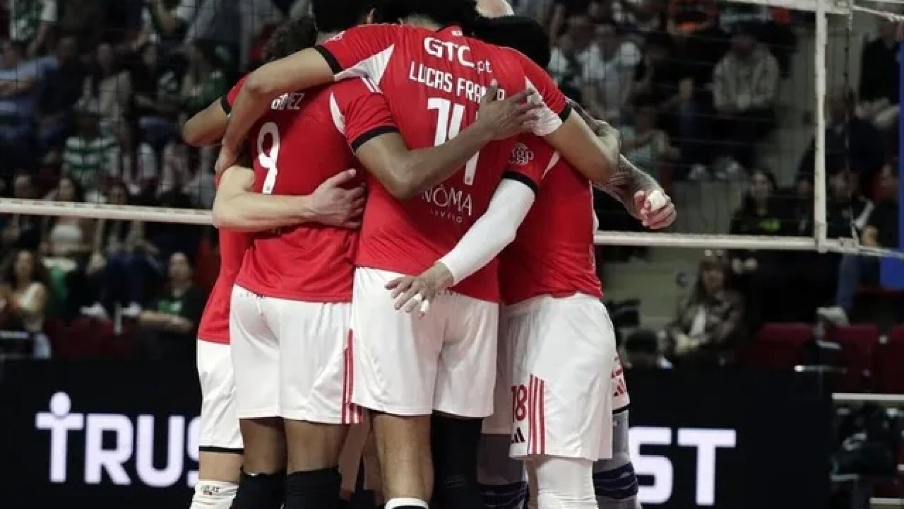 Caso grave no voleibol portugu&ecirc;s leva Benfica a reagir &mdash; e h&aacute; um gesto que merece destaque