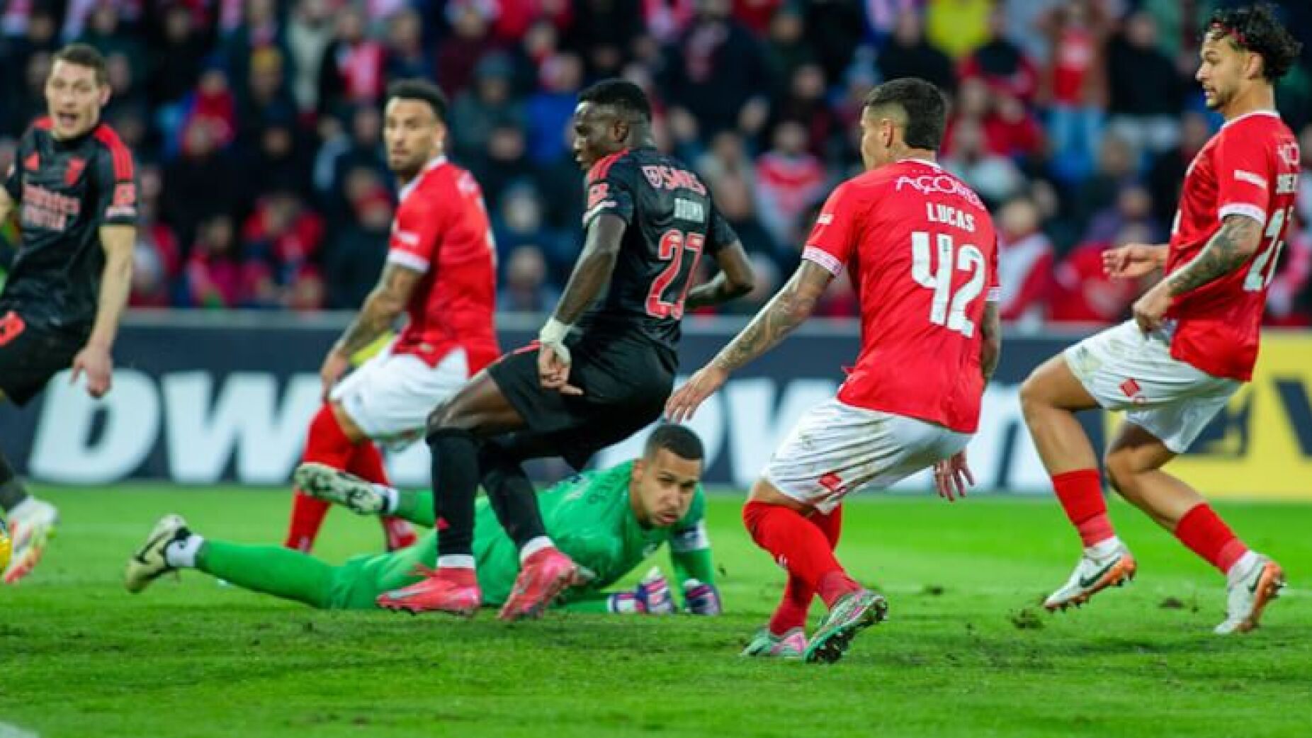 Bruma decide triunfo do Benfica frente ao Santa Clara