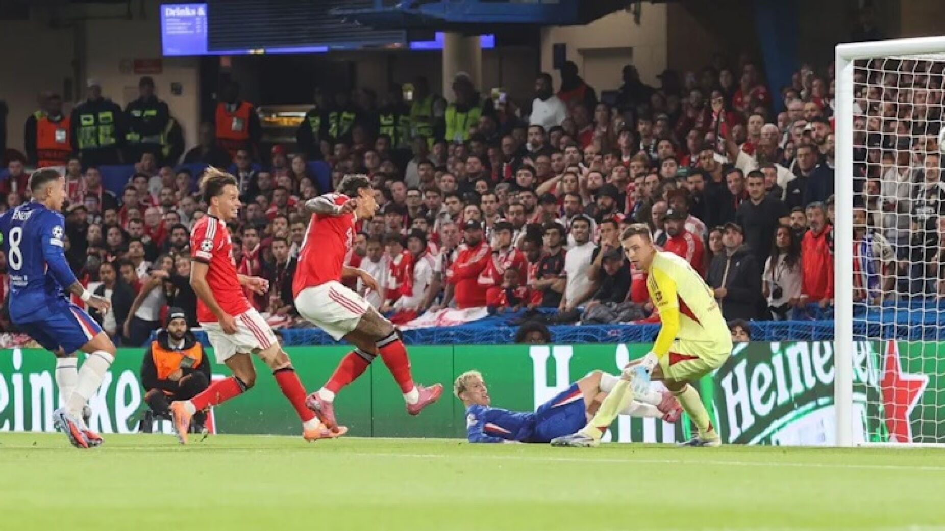 Benfica sai de Londres derrotado graças ao autogolo de Ríos