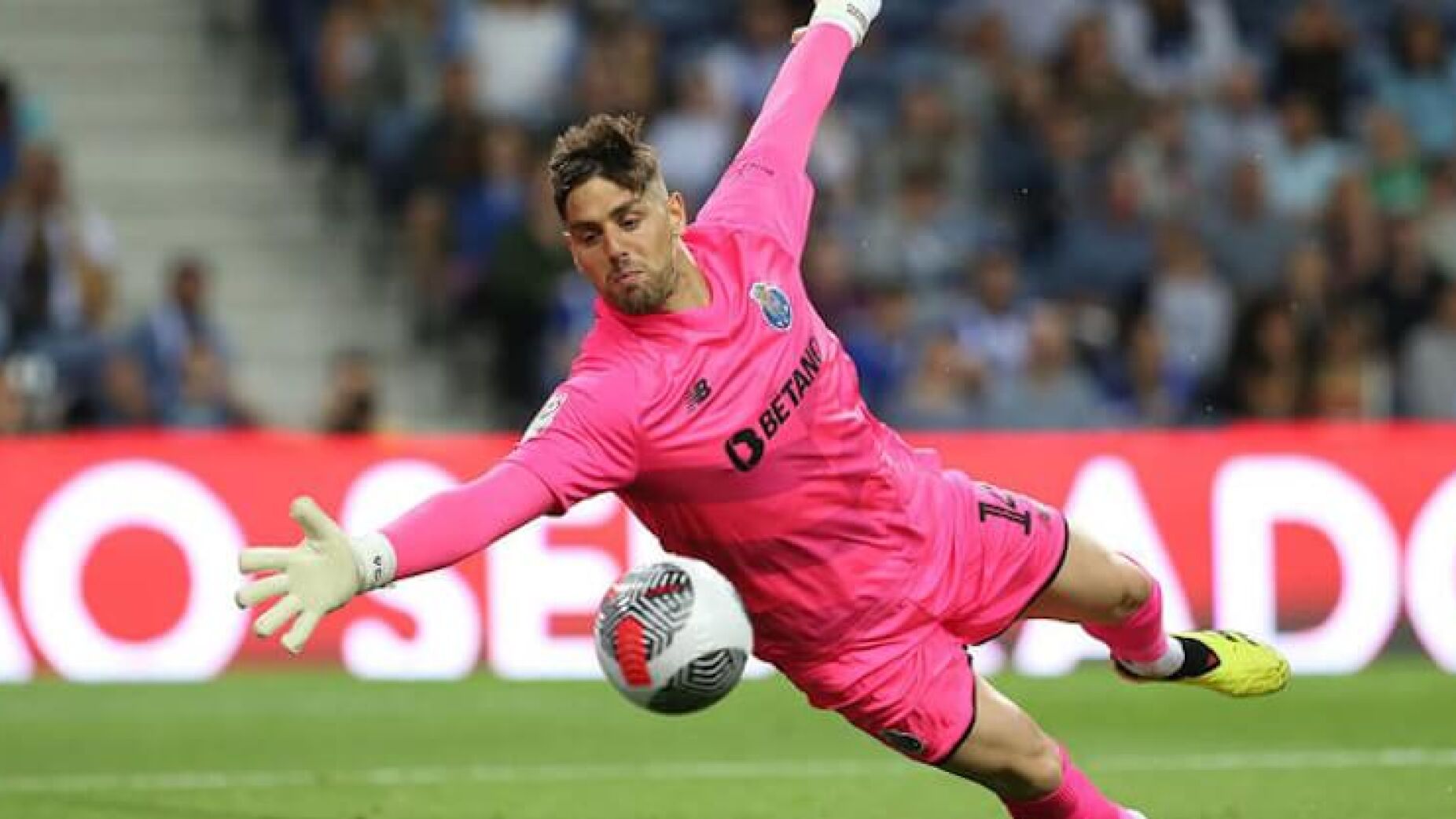 Cláudio Ramos após brilhar no Palmeiras-FC Porto: "Para mim sou o número 1"