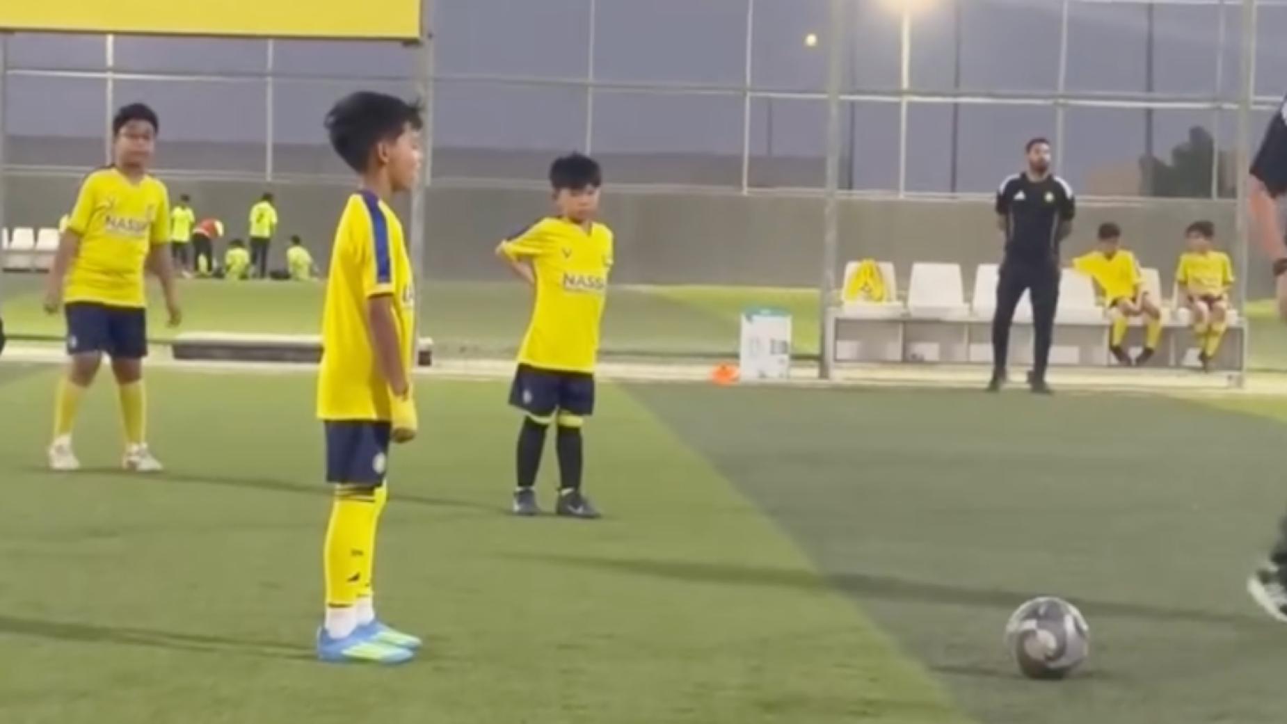 Georgina partilhou o v&iacute;deo &mdash; e Mateo, filho de Ronaldo, j&aacute; marca de livre como o pai