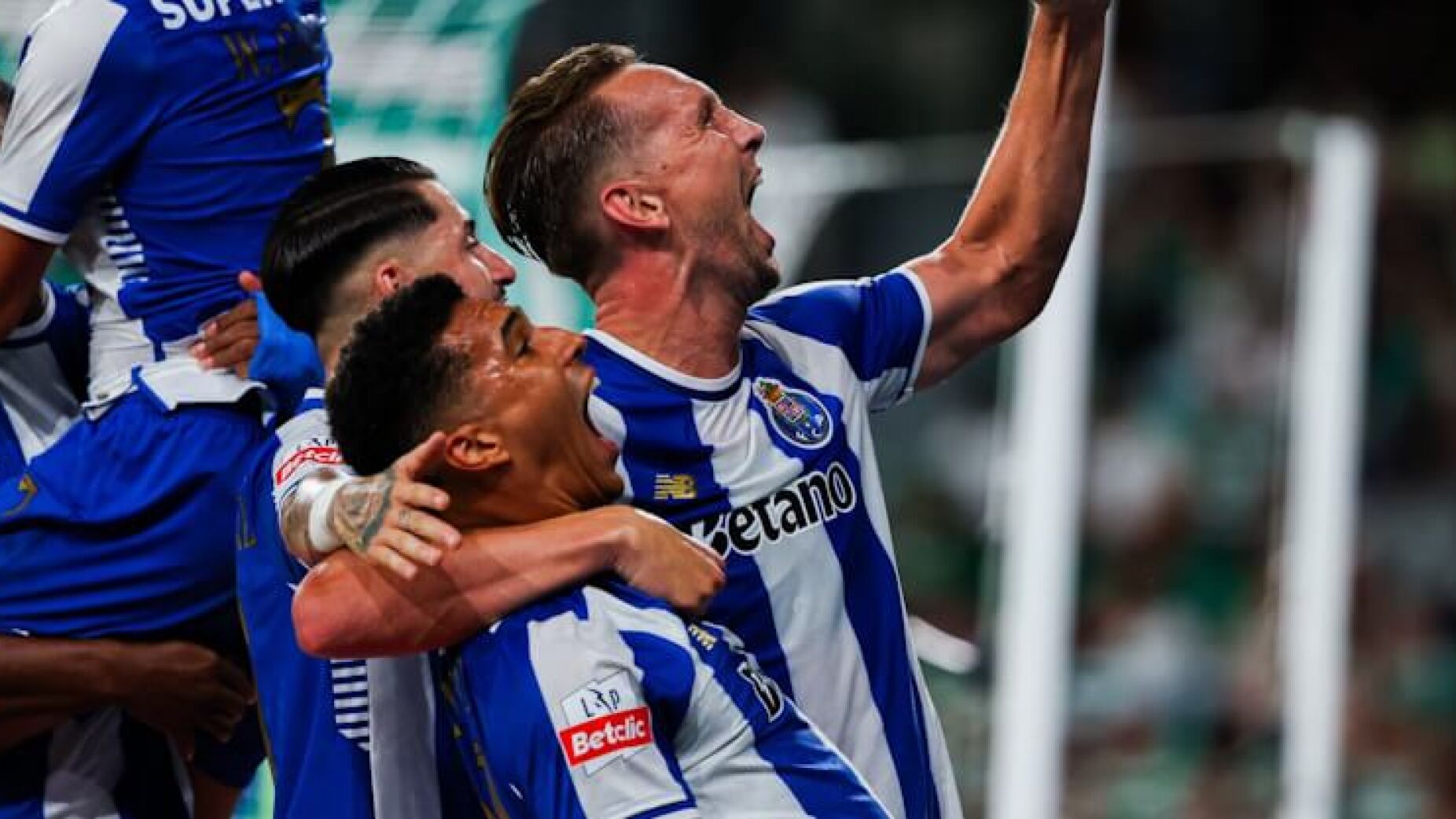 FC Porto sai de Alvalade líder à boleia de De Jong e William Gomes