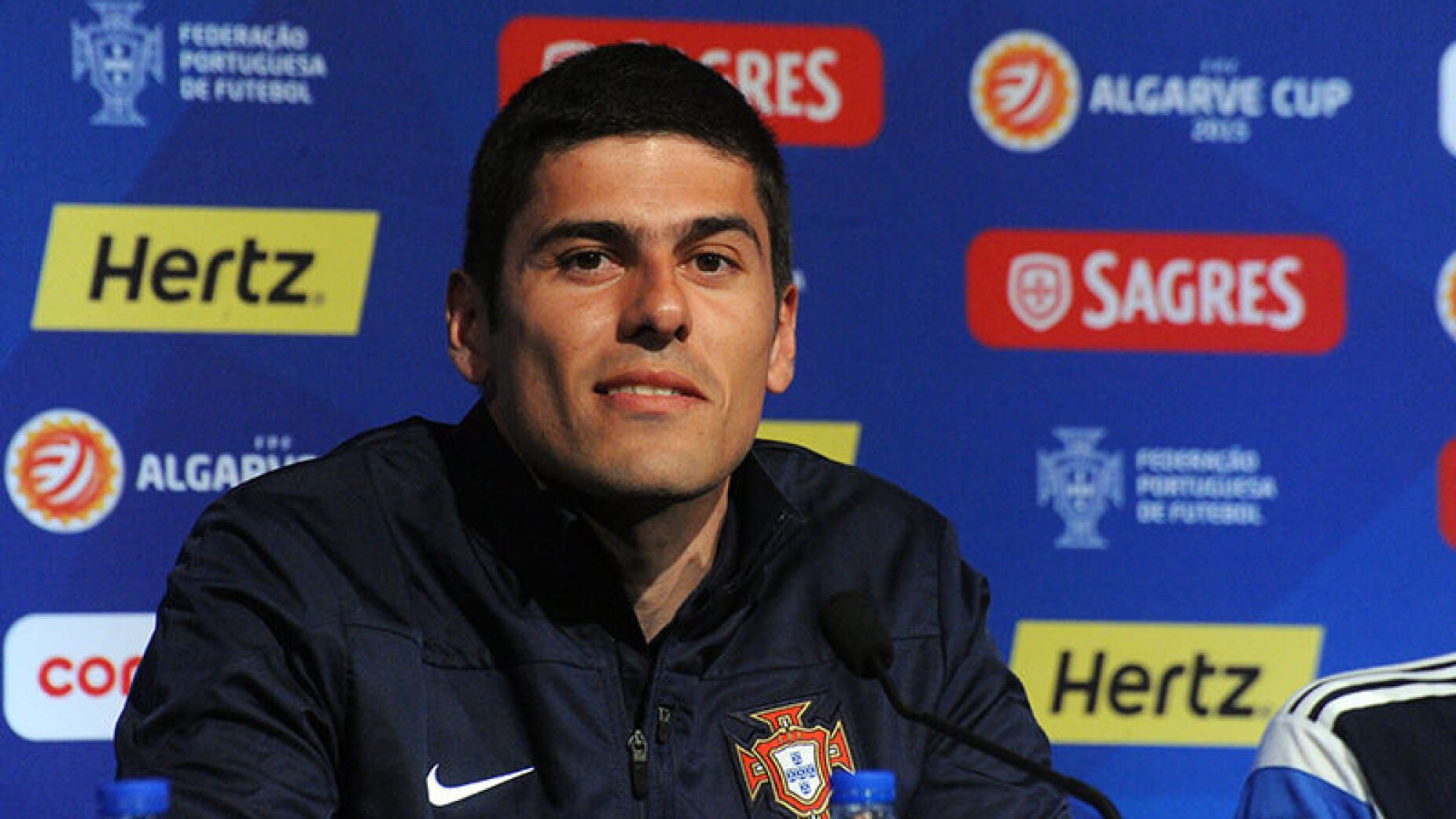 Tr&ecirc;s caras novas e um sinal claro: a nova aposta de Francisco Neto para o arranque rumo a 2027