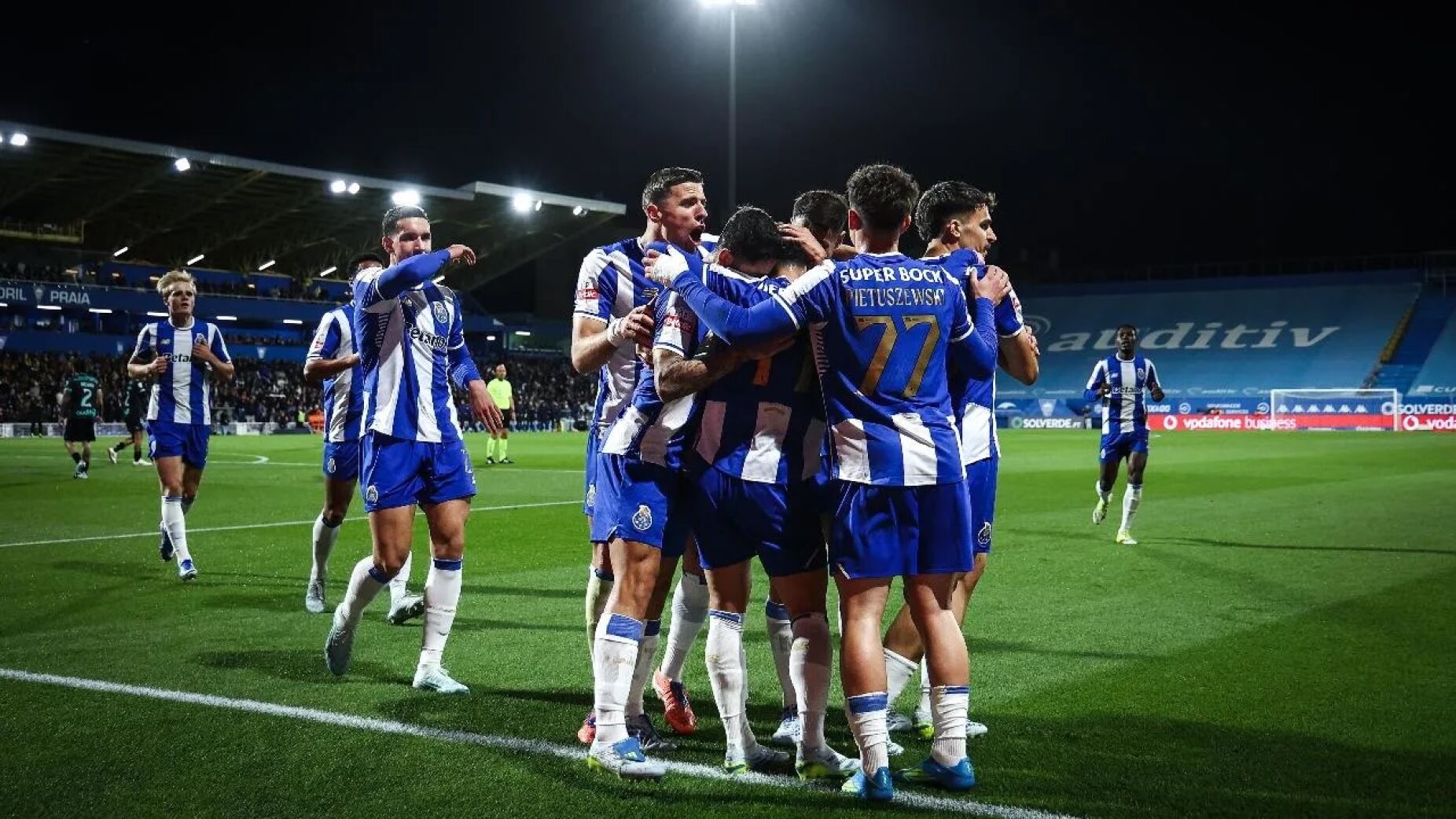 ESTORIL 1-3 FC PORTO &mdash; PEP&Ecirc;, AUTOGOLO E FROHOLDT RESPONDEM AO SPORTING. FARIOLI: "FOI UM JOGO MUITO MADURO. POD&Iacute;AMOS TER MARCADO MAIS DOIS"