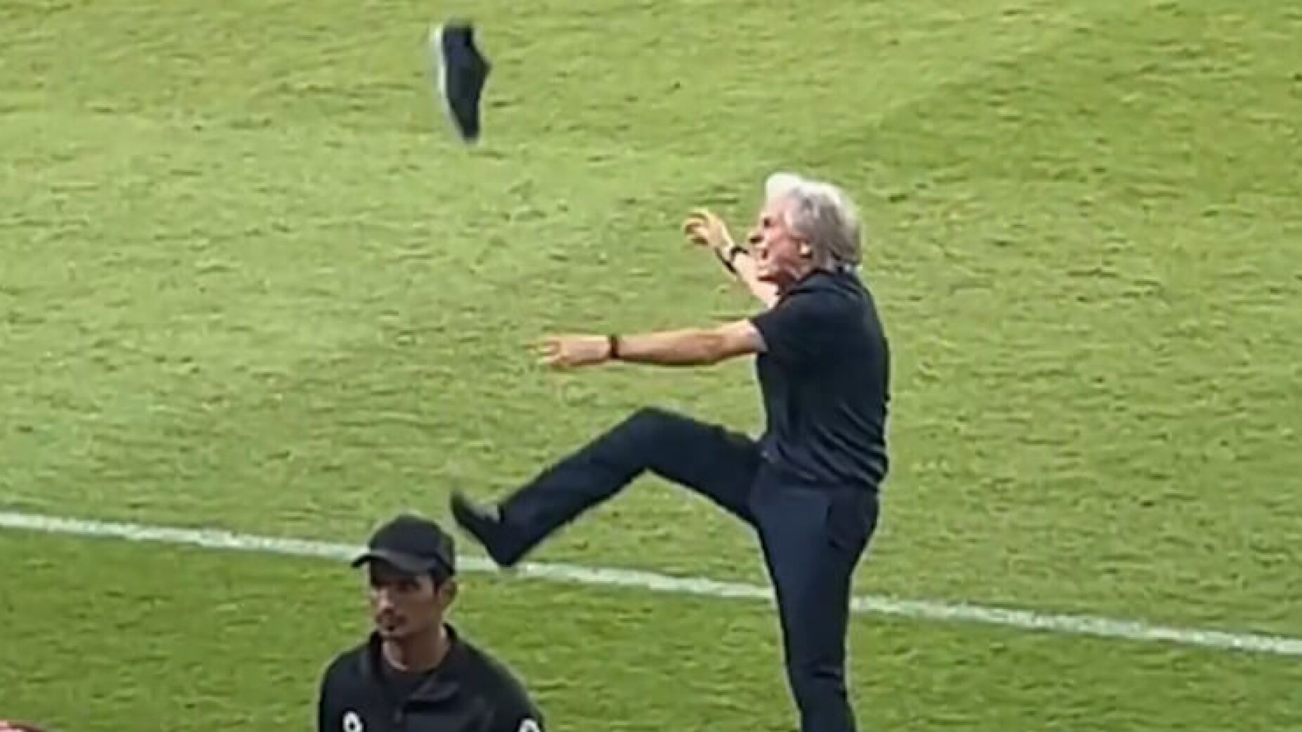 Jesus perde a cabeça na goleada do Al Nassr e até o sapato voou