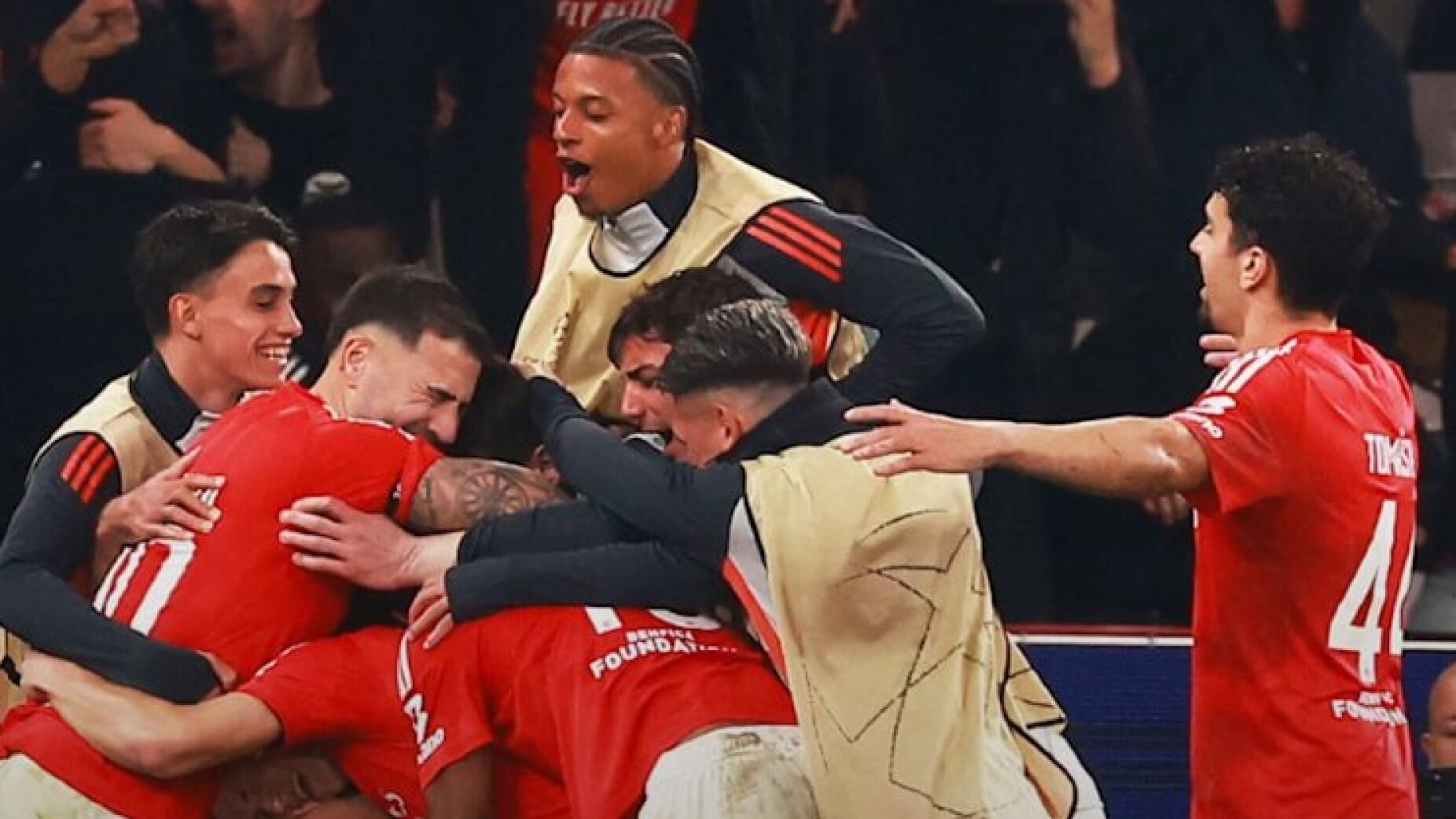 Benfica nos 'oitavos' da Champions após jogo impróprio para cardíacos