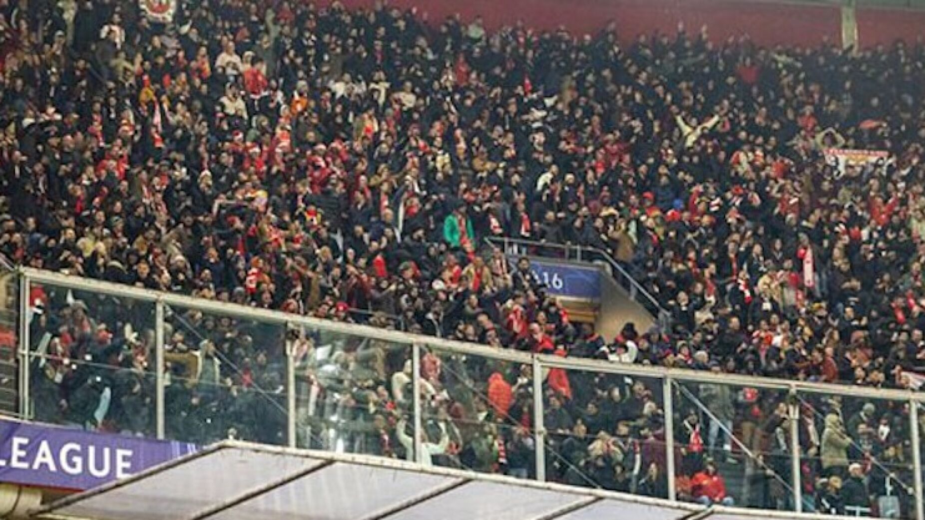 O vídeo dos adeptos do Benfica em Amesterdão que impressionou o plantel