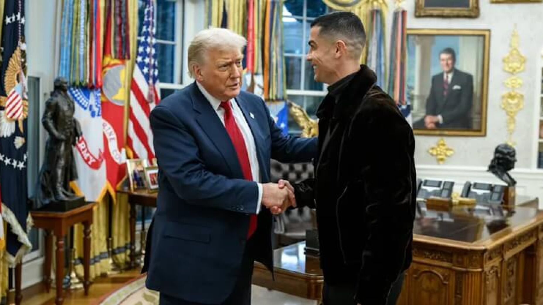 Vídeo de Ronaldo e Trump a darem toques na bola já é viral