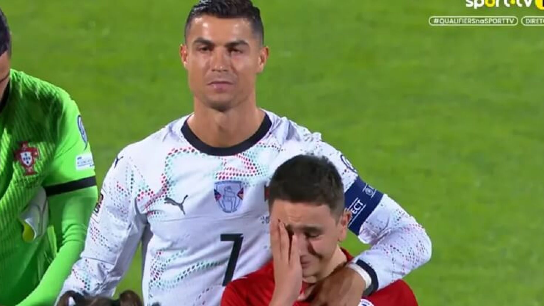 Menino arménio chora ao lado de Ronaldo e a reação do português dá que falar
