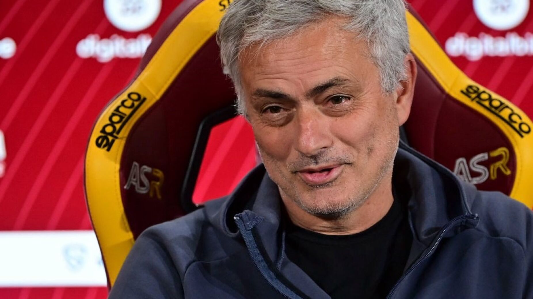 Entre risos, ironia e futebol sério: Mourinho explica o momento do Benfica