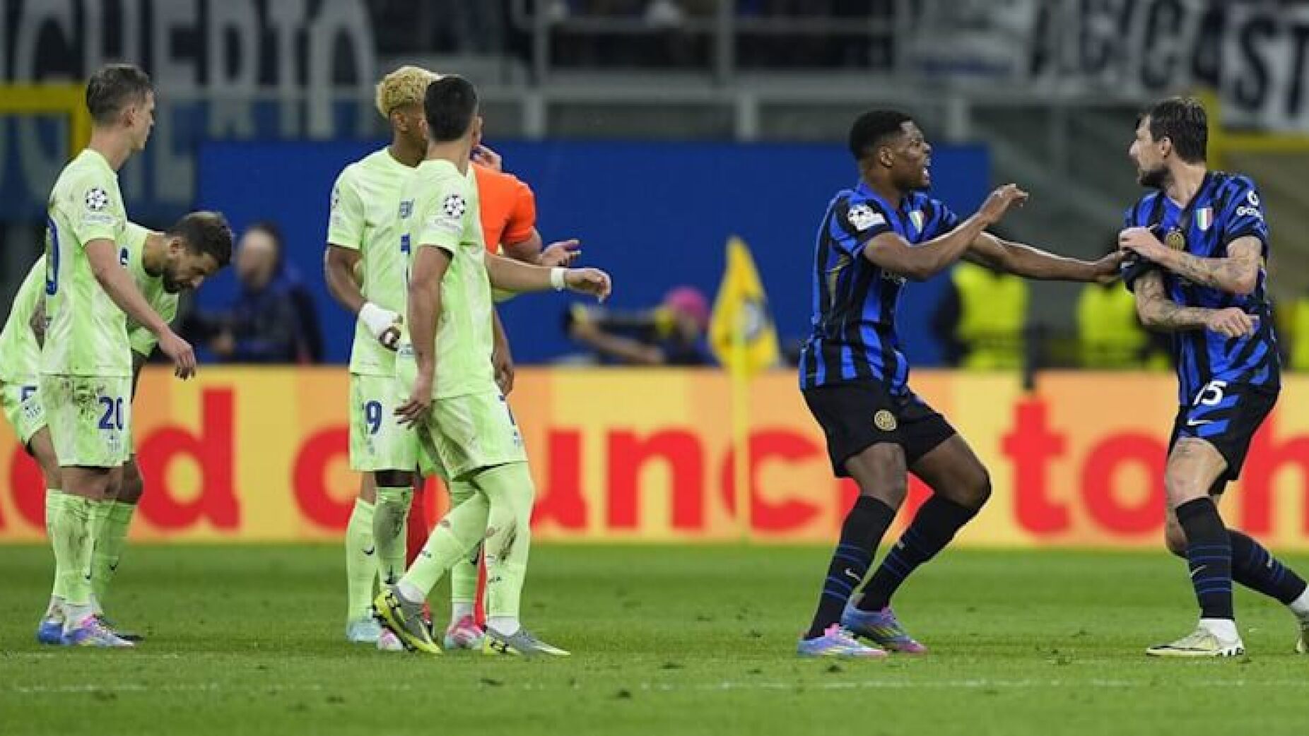 Inter-Barça: Iñigo Martínez admite cuspidela a Acerbi (Vídeo)