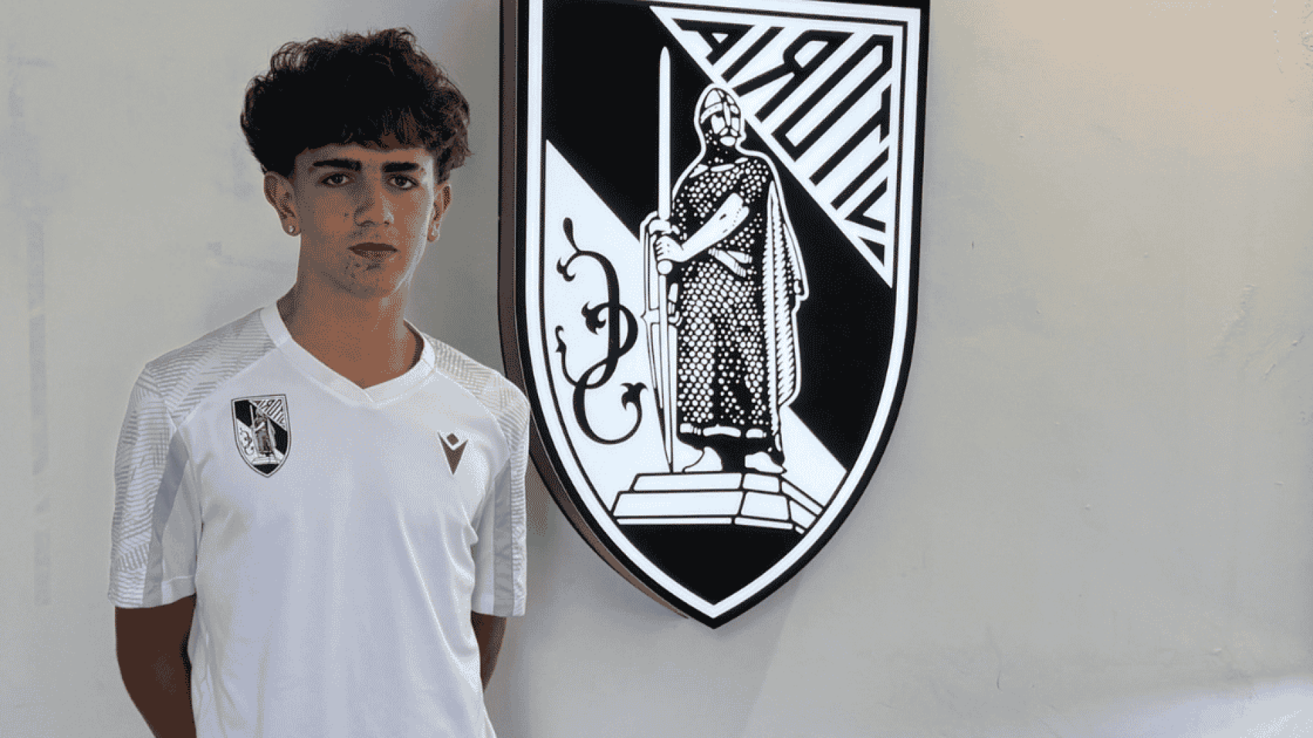 O sobrinho de Ronaldo tem 16 anos e j&aacute; assinou o primeiro contrato de futebol