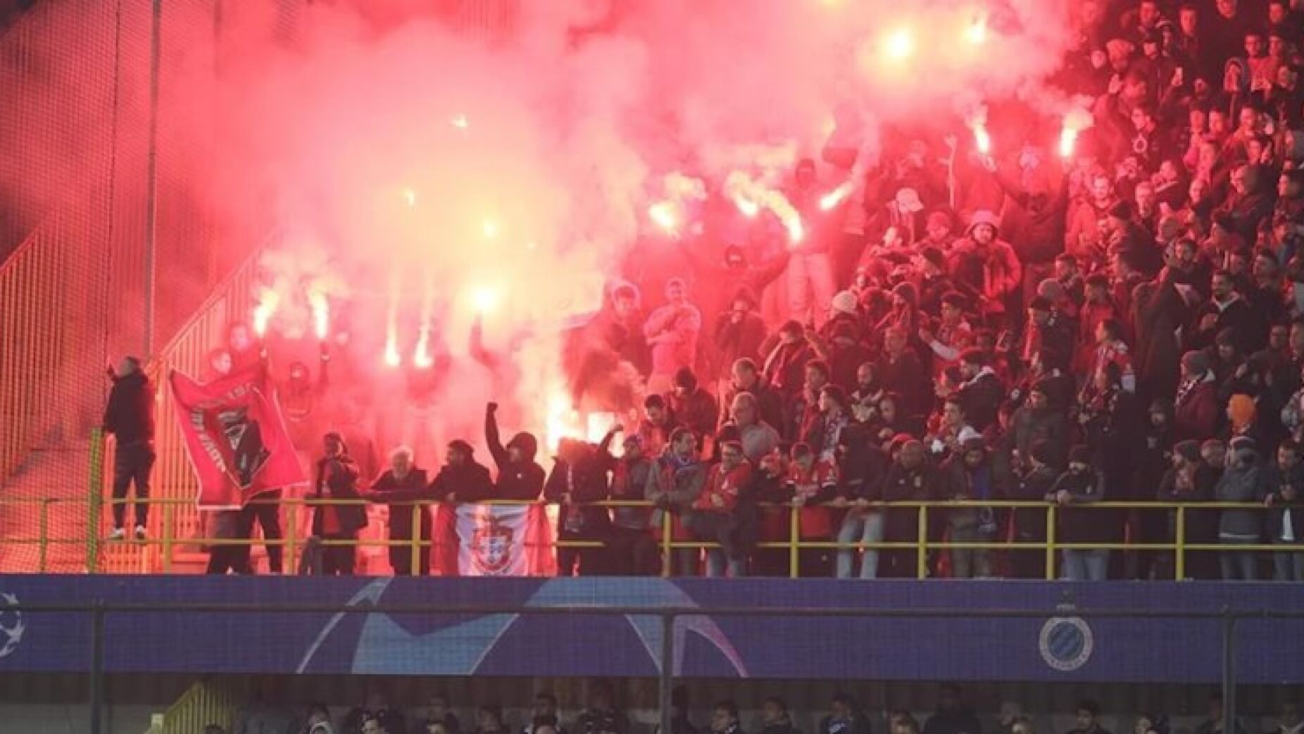 UEFA aplica castigo pesado ao Benfica por causa dos adeptos