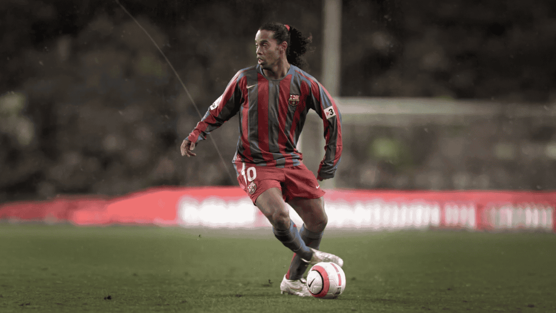 Aos 46 anos, Ronaldinho volta ao futebol. Mas não é bem o que parece.