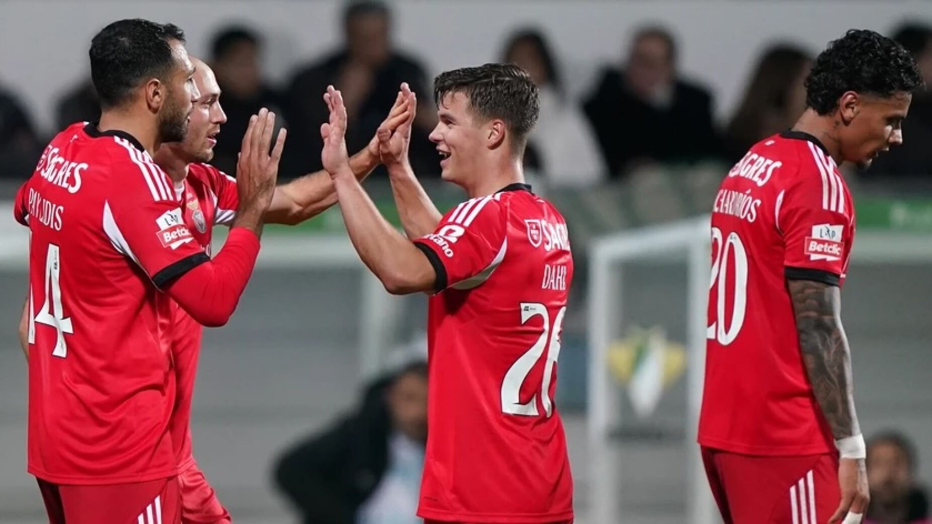 Benfica segue firme na Ta&ccedil;a e j&aacute; espreita cl&aacute;ssico nos quartos de final