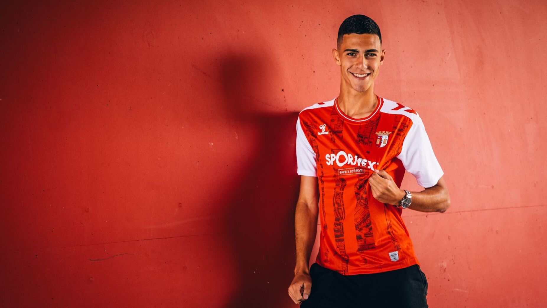 Cl&aacute;usula de 50 milh&otilde;es e aposta clara no futuro: Braga segura Diego Rodrigues at&eacute; 2030