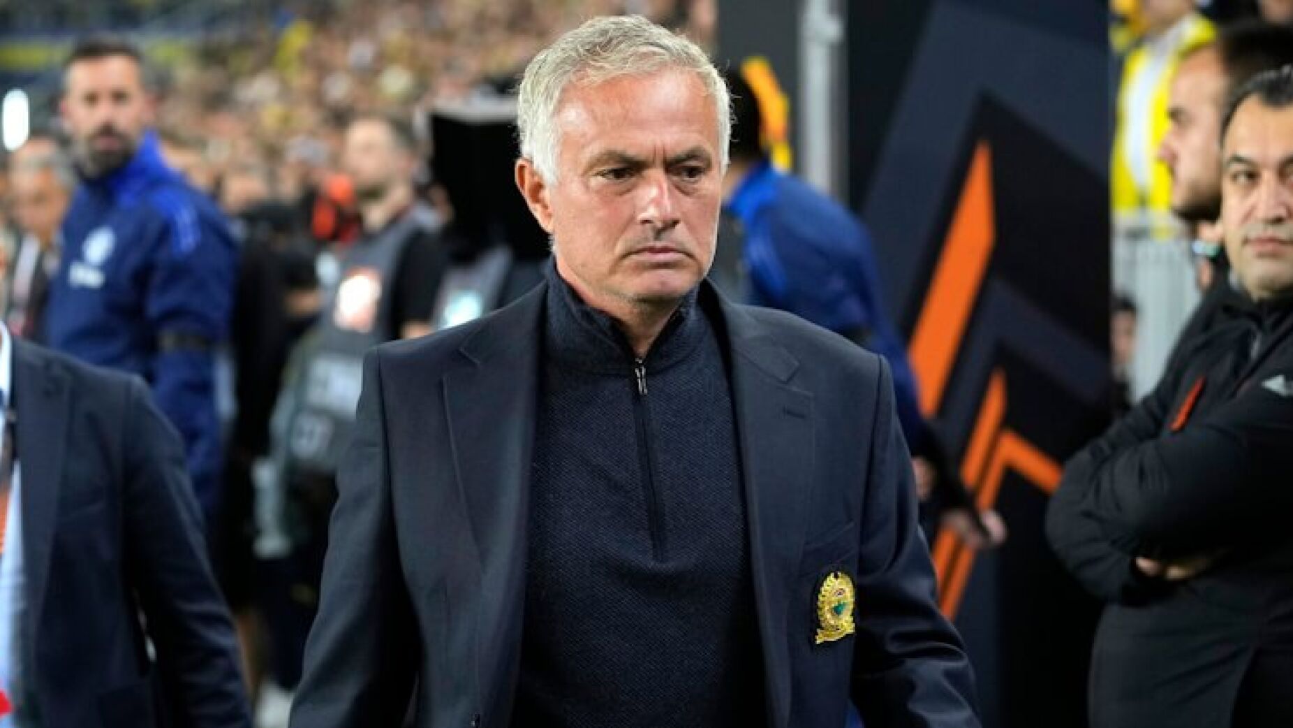 Mourinho arrasa árbitro após expulsão no Man. United-Fenerbahçe