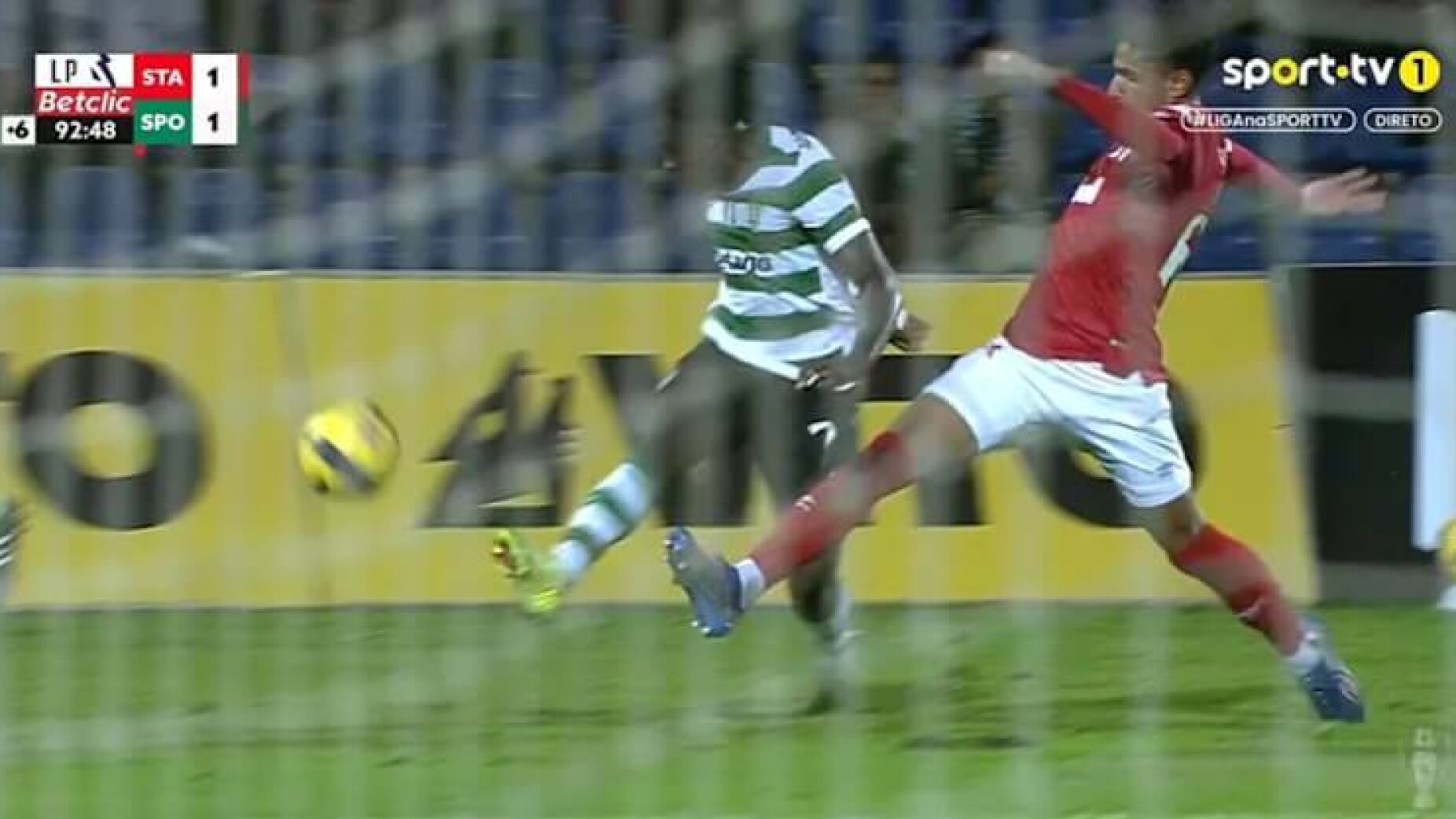 Análise à arbitragem do Sta Clara-Sporting: "Golo do Sporting é legal"