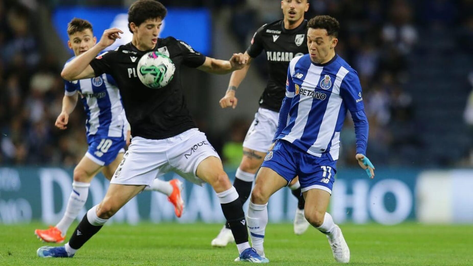 VAR em destaque no FC Porto–Vitória: decisões acertadas, intensidade no limite e uma noite de arbitragem sob grande pressão