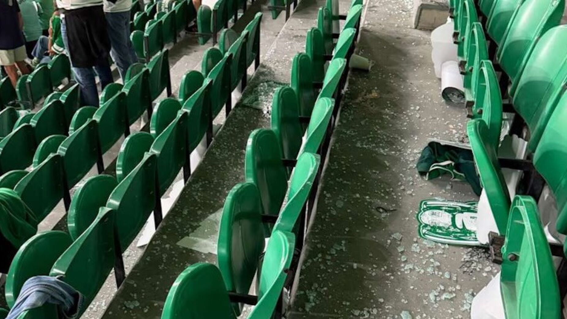 Queda de vedação de vidro provoca 17 feridos no Sporting-FC Porto