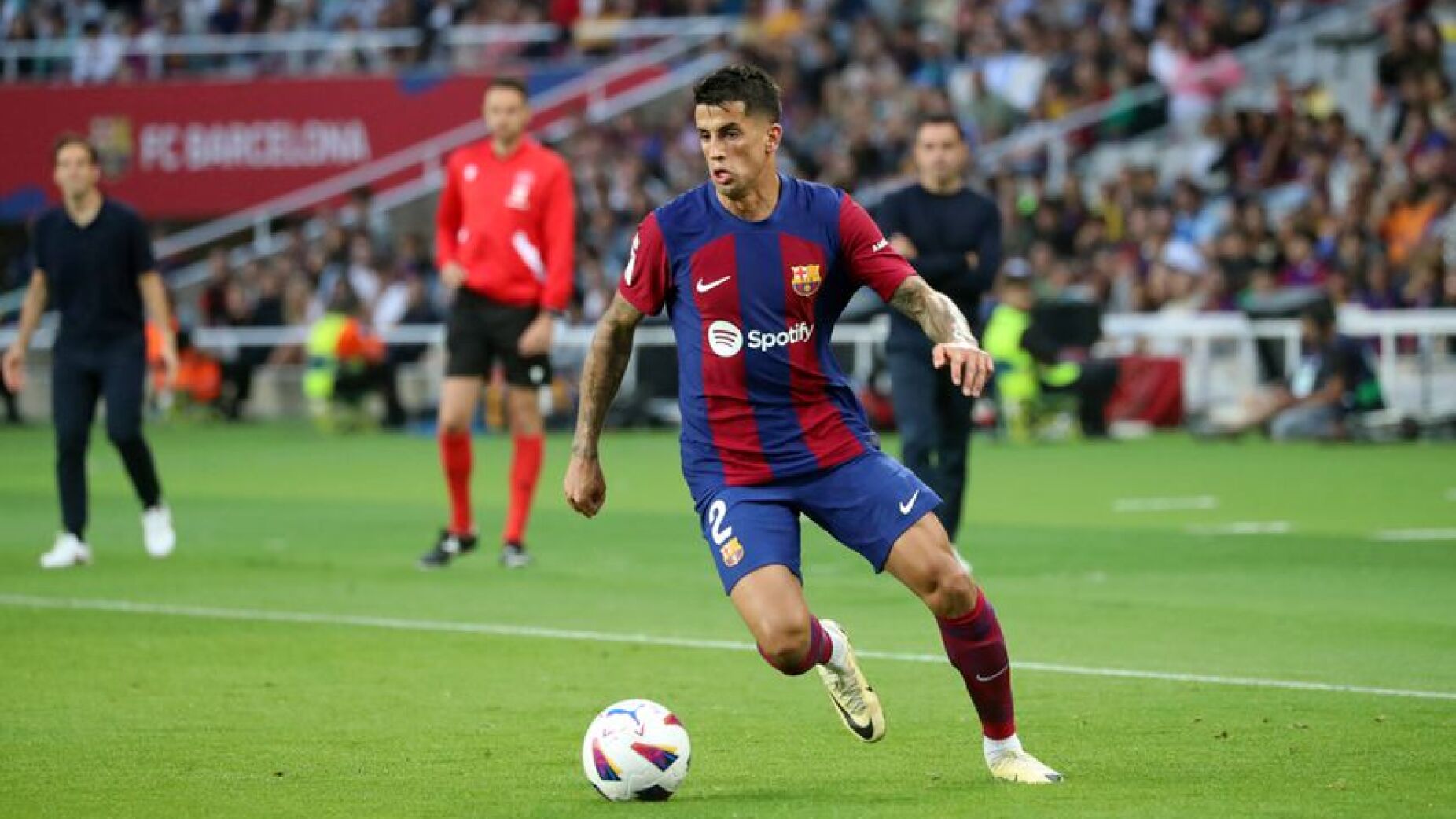 Cancelo ganha espa&ccedil;o no Barcelona e aponta ao Mundial em grande forma