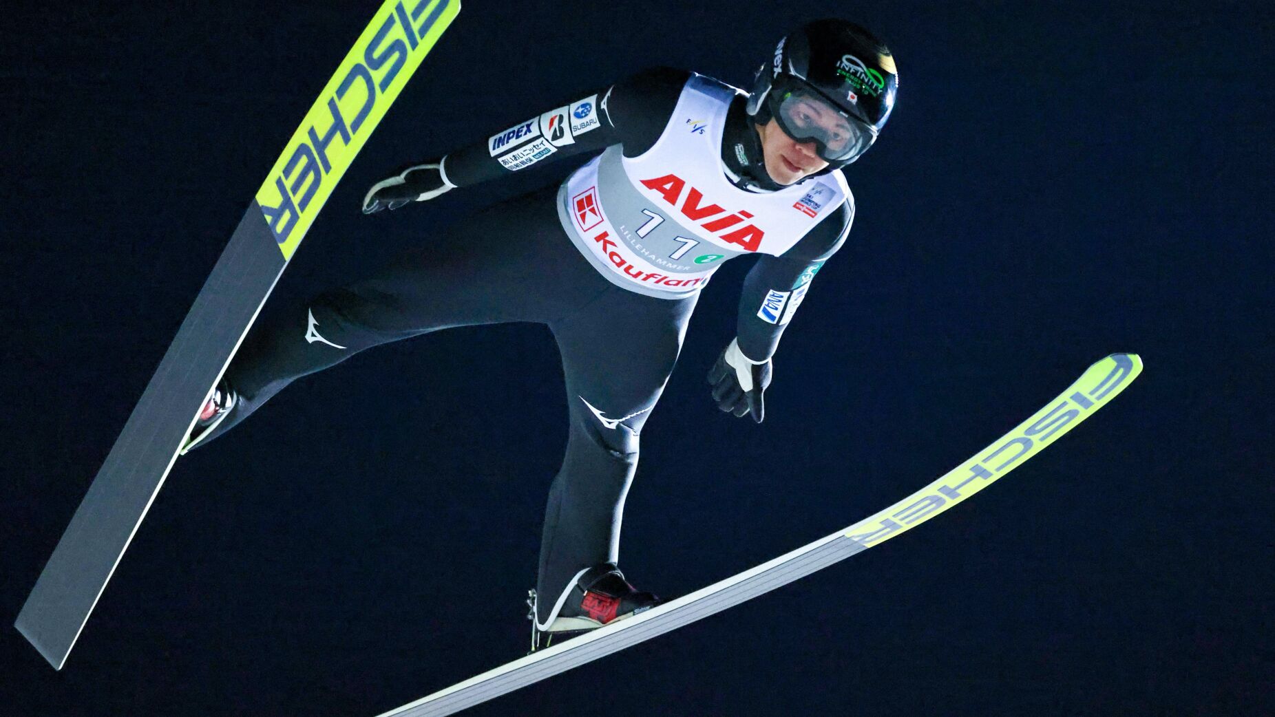 Soprador de folhas invade pista e atinge atleta em pleno salto olímpico