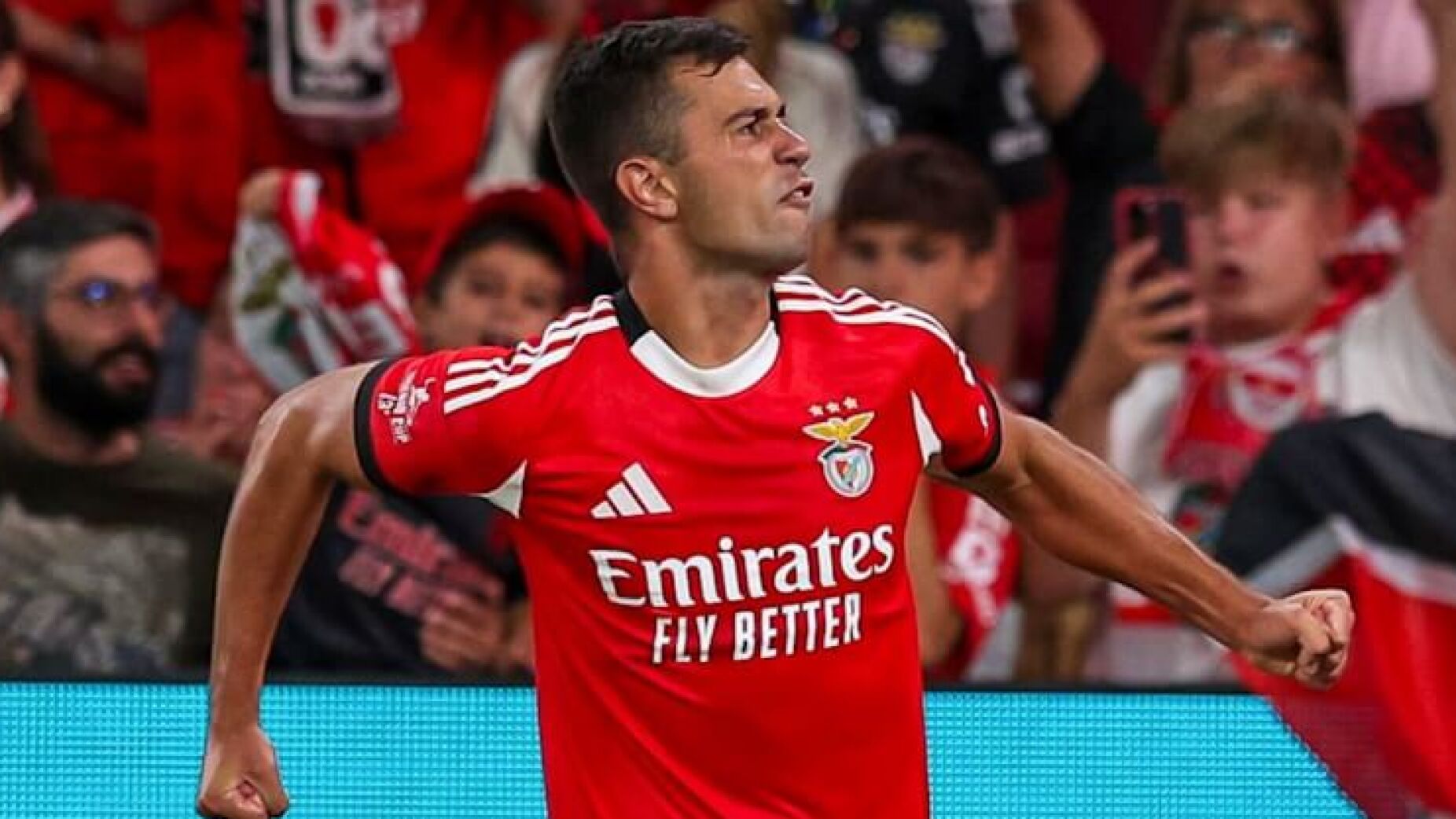 Henrique Araújo salta do banco para dar a Eusébio Cup ao Benfica
