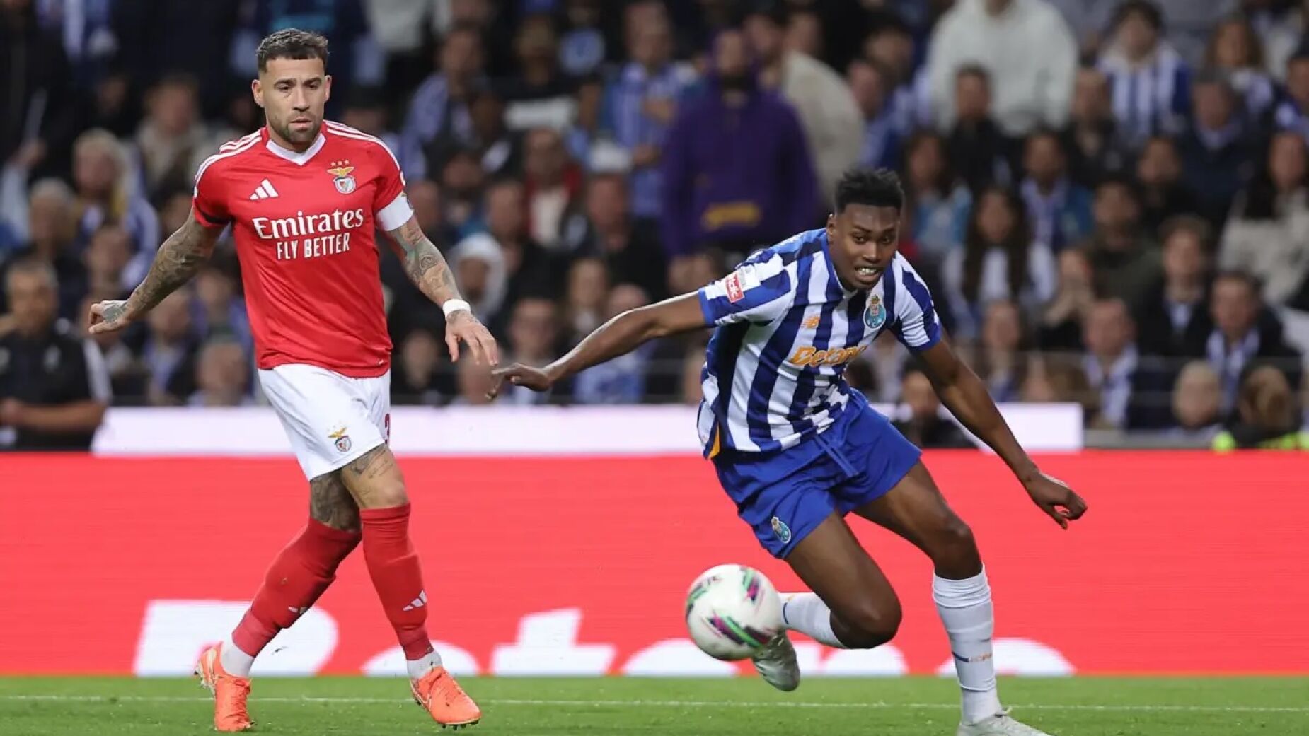 Cl&aacute;ssico hist&oacute;rico: FC Porto leva vantagem no confronto com o Benfica