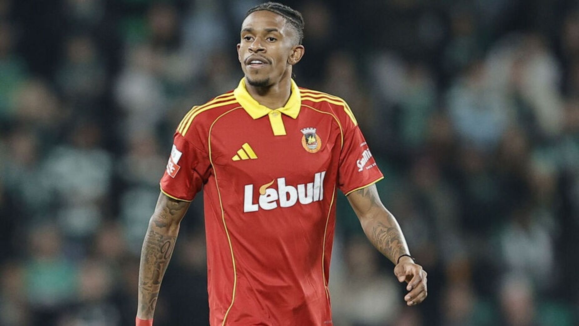 Andr&eacute; Luiz continua a trabalhar no Rio Ave enquanto Benfica fecha os &uacute;ltimos detalhes do neg&oacute;cio