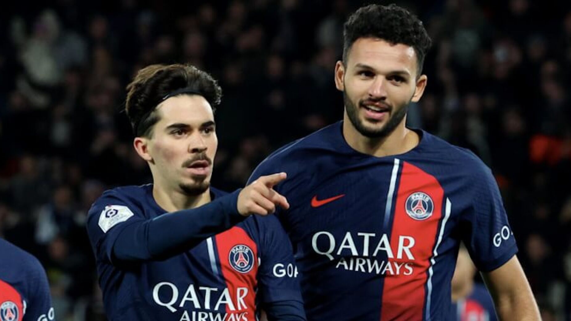 Vitinha e Gon&ccedil;alo Ramos marcam na vit&oacute;ria do PSG sobre o Lyon