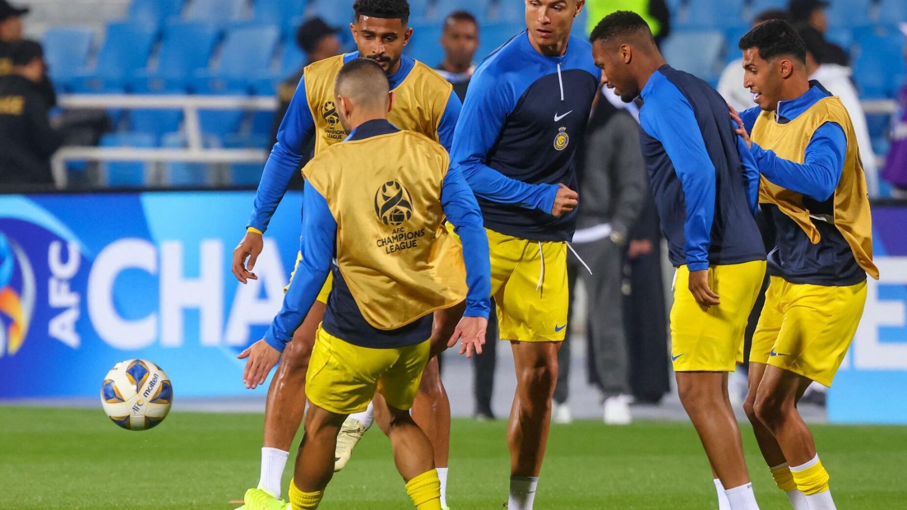 Cristiano Ronaldo continua na Ar&aacute;bia Saudita e treina sob clima de incerteza