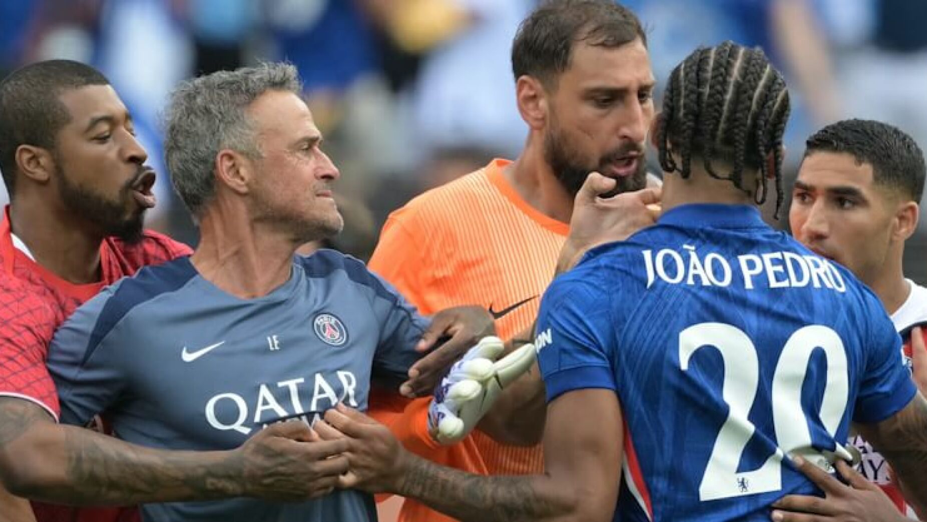 Luis Enrique reage a momento em que agride adversário após Mundial de Clubes