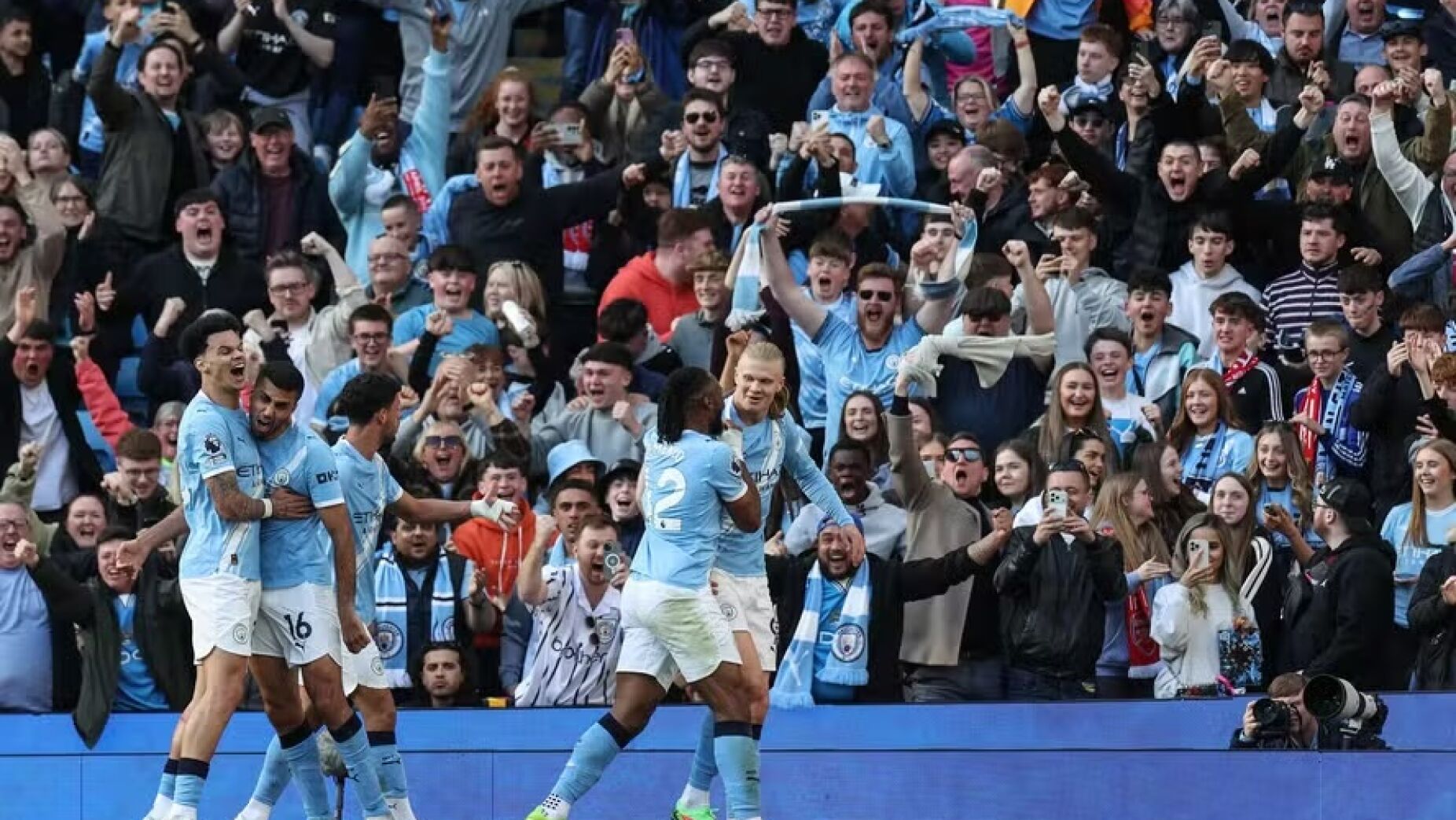 Manchester City 2-1 Arsenal &mdash; Haaland decidiu e o t&iacute;tulo ingl&ecirc;s est&aacute; completamente em aberto. Bernardo Silva na despedida