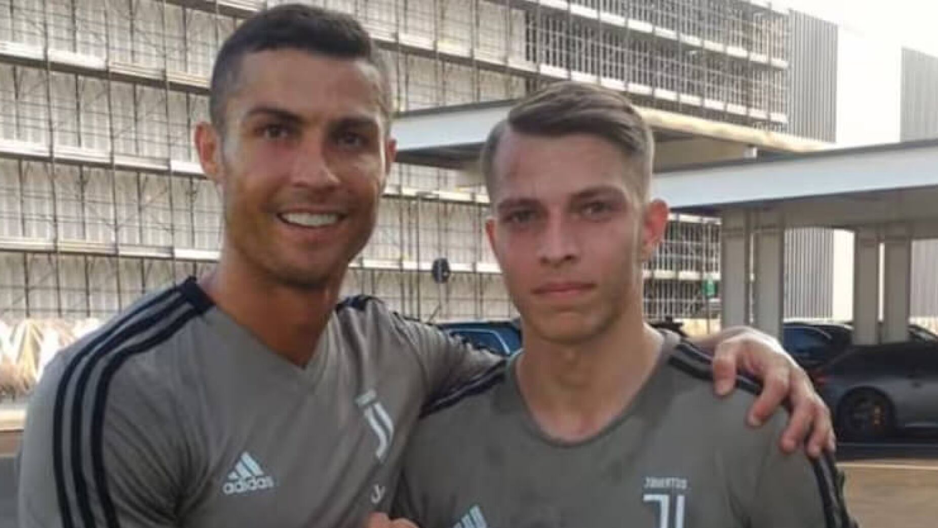 Chegou a jogar ao lado de Ronaldo e agora trabalha na construção civil