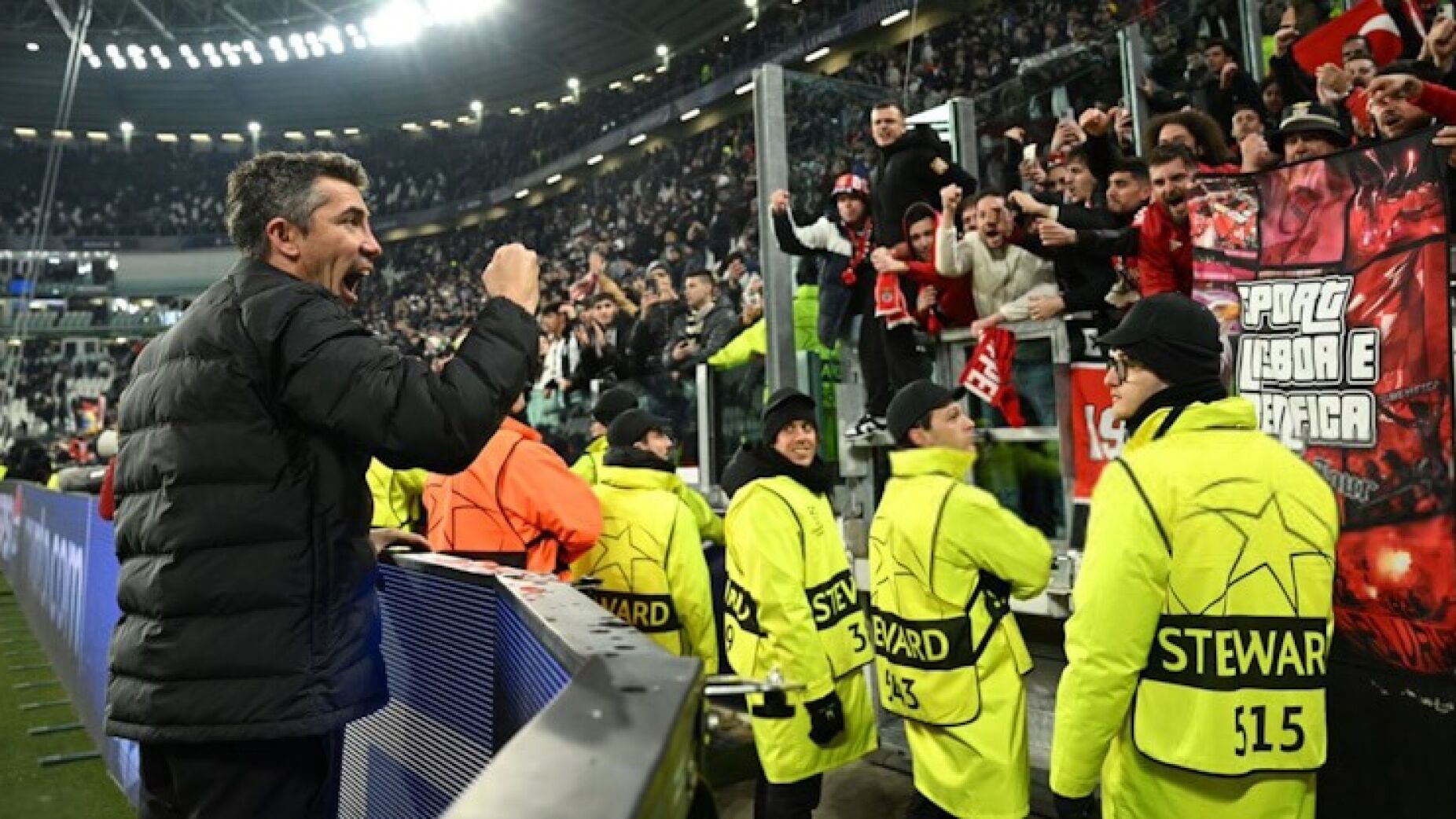 Lage eufórico na festa com os adeptos após triunfo do Benfica na Champions