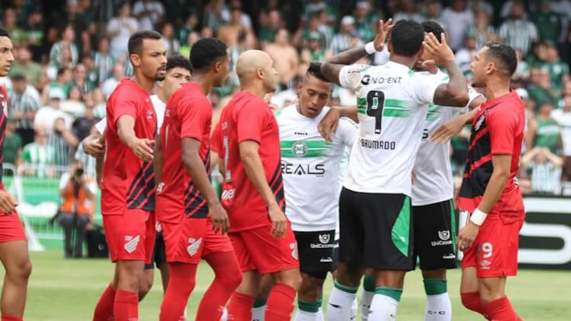 Português envolvido em pancadaria no dérbi Coritiba-Athletico (Vídeo)