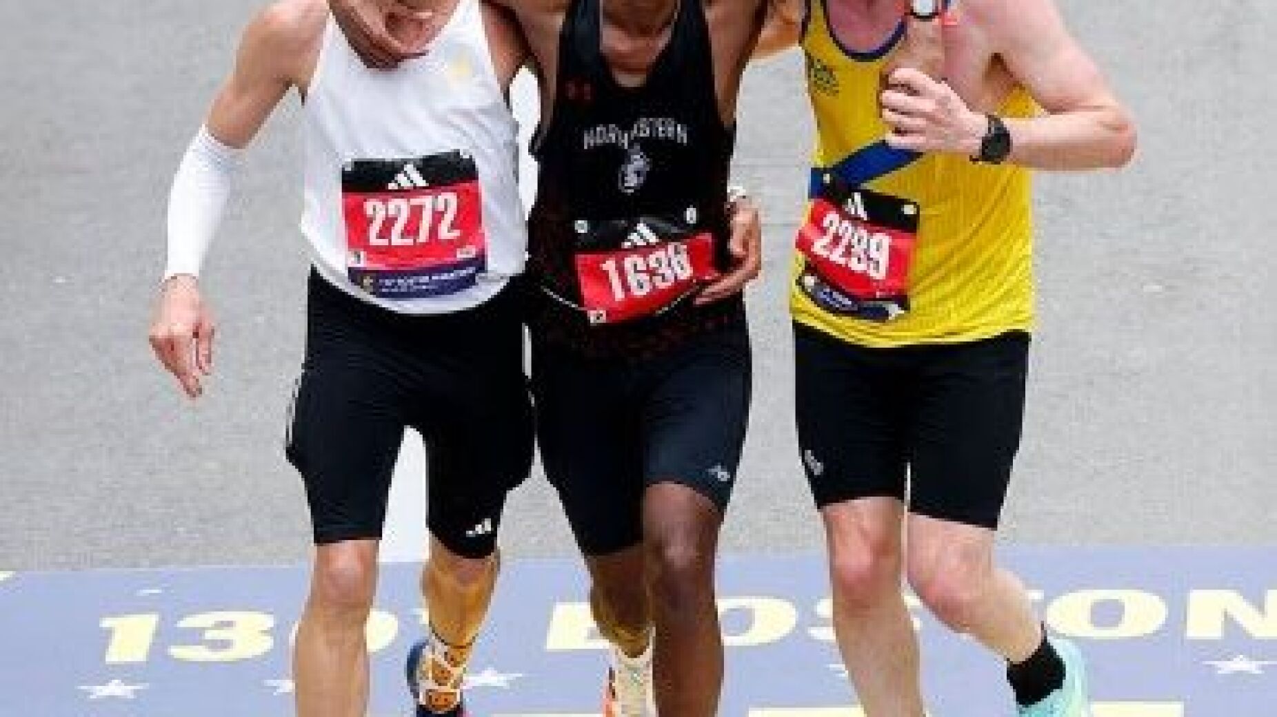Dois corredores abdicaram do seu recorde pessoal para ajudar um desconhecido a cruzar a meta da Maratona de Boston
