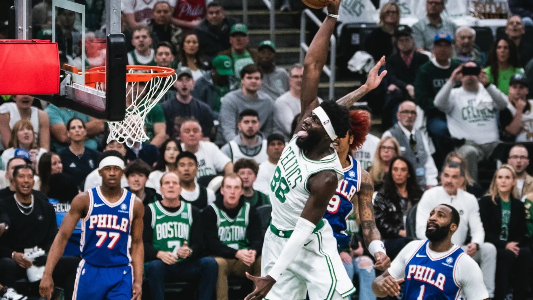 Neemias Queta fez 13 pontos em 15 minutos na estreia nos playoffs &mdash; Celtics dominaram os 76ers 123-91