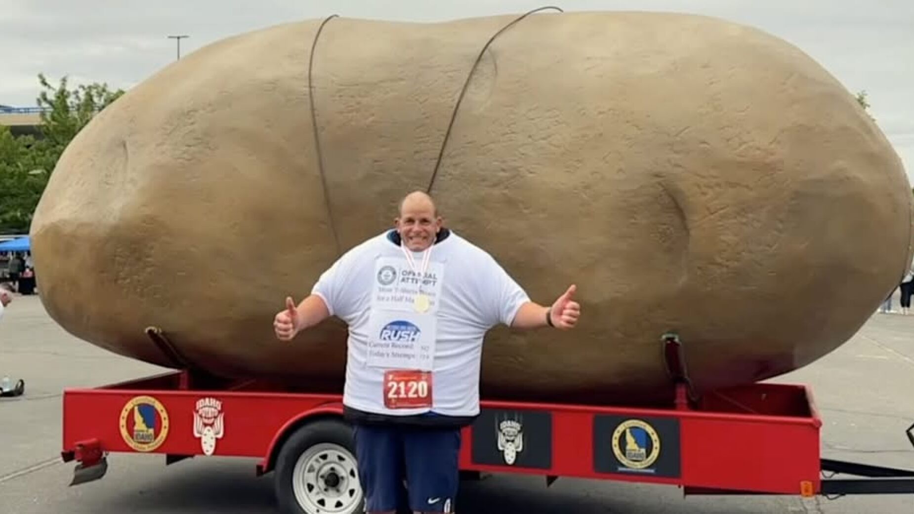 Norte-americano corre meia maratona com… 137 camisolas. Sim, 137. Um feito digno do Guinness e de muita paciência
