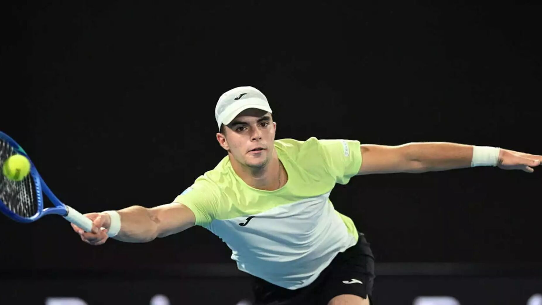 Jaime Faria surpreende no Rio e j&aacute; est&aacute; nos oitavos ap&oacute;s bater o quarto cabe&ccedil;a de s&eacute;rie