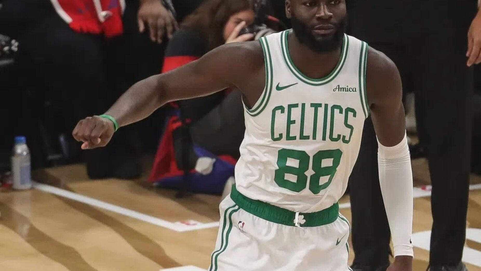 Neemias d&aacute; resposta em campo e ajuda os Celtics a vencerem em Dallas