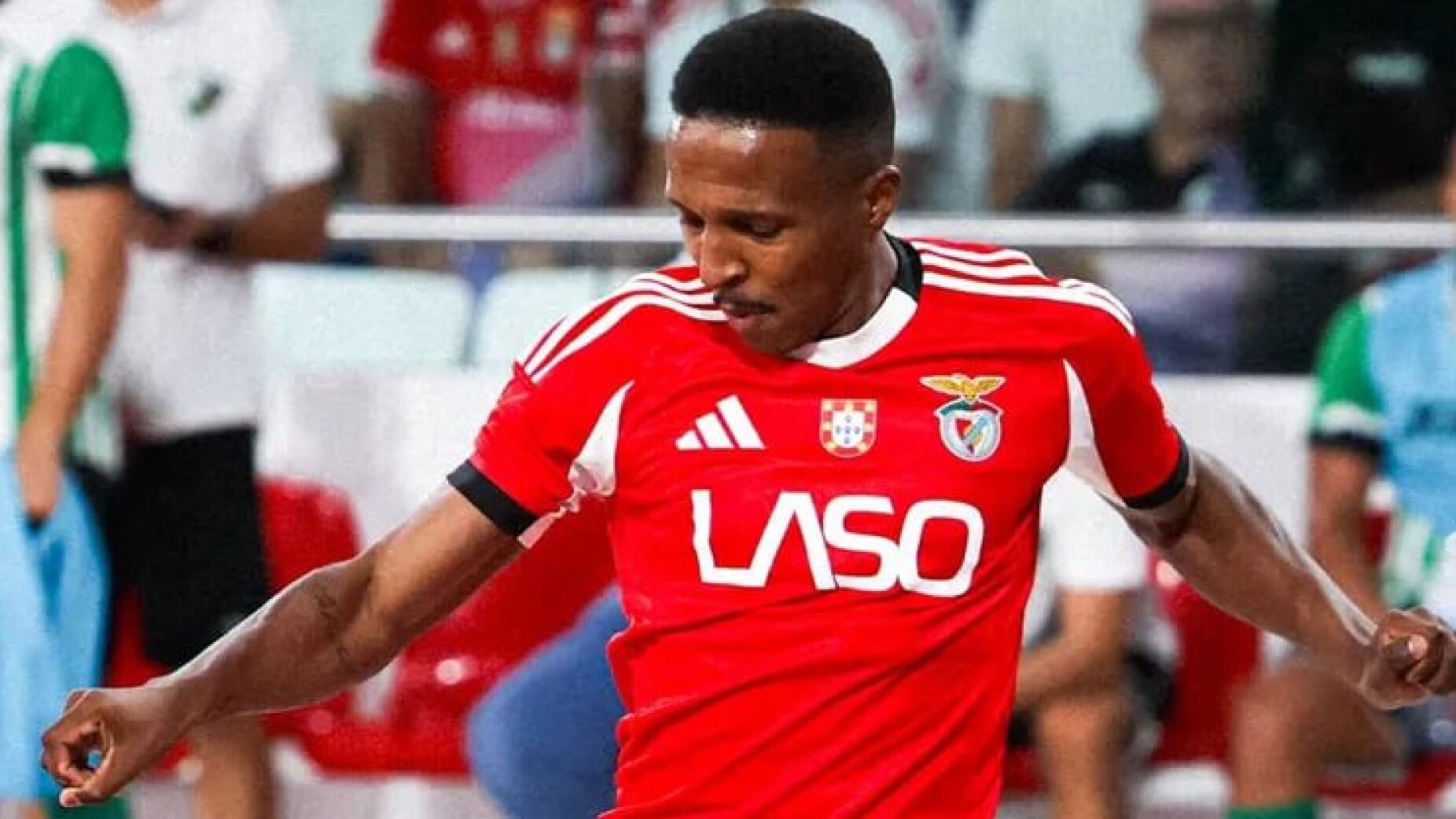 Jogador do Benfica obrigado a trocar de número por causa de Fehér