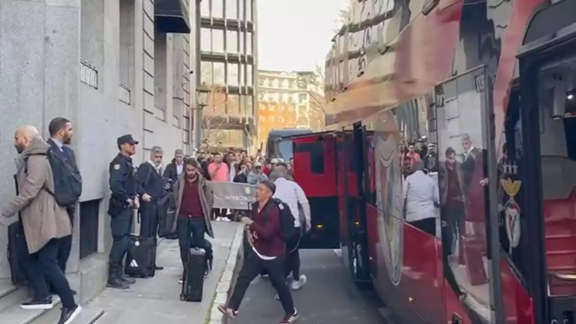 Em Madrid, as aten&ccedil;&otilde;es viram-se para dois nomes do Benfica &agrave; chegada ao hotel