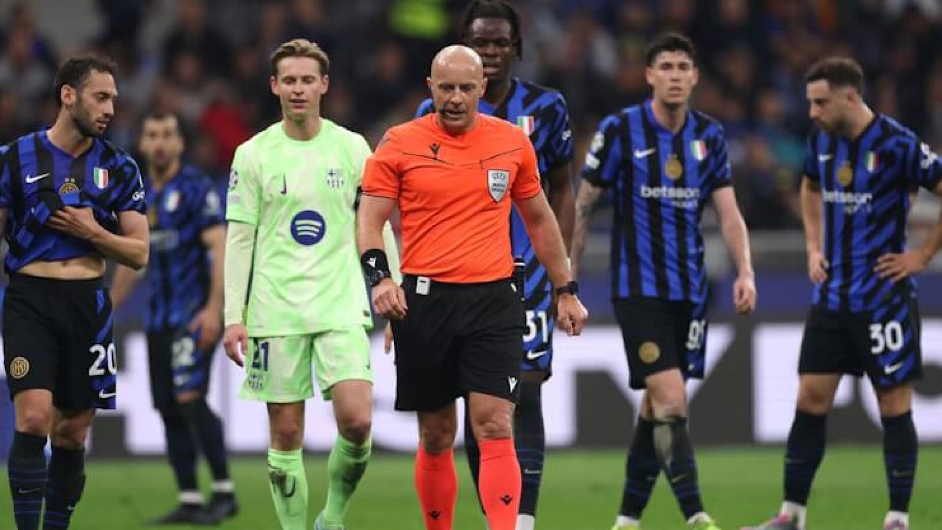 Árbitro do Inter-Barcelona responde a críticas dos espanhóis