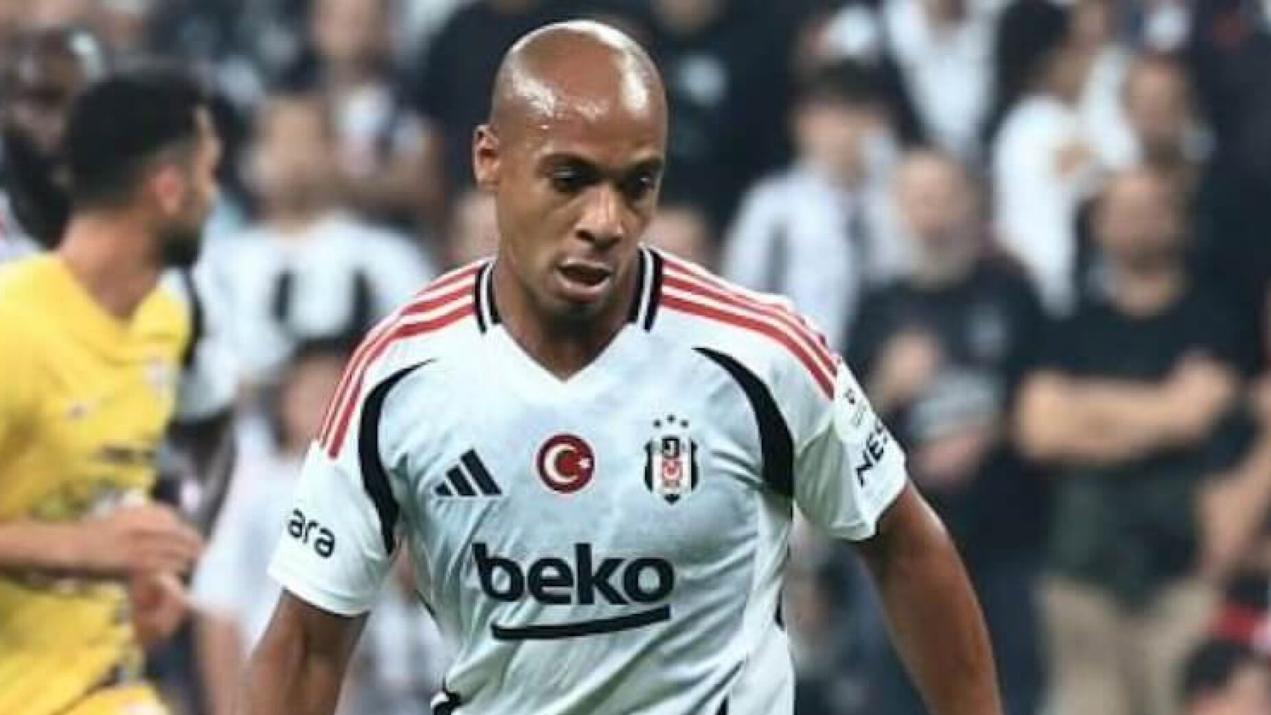 João Mário está a ser um problema no Besiktas e é arrasado